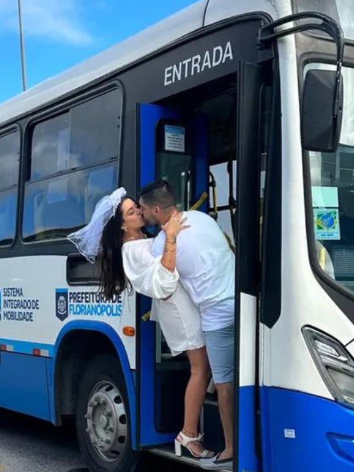 Em SC, casal escolhe terminal de ônibus para noivar e realizar chá  revelação de filho