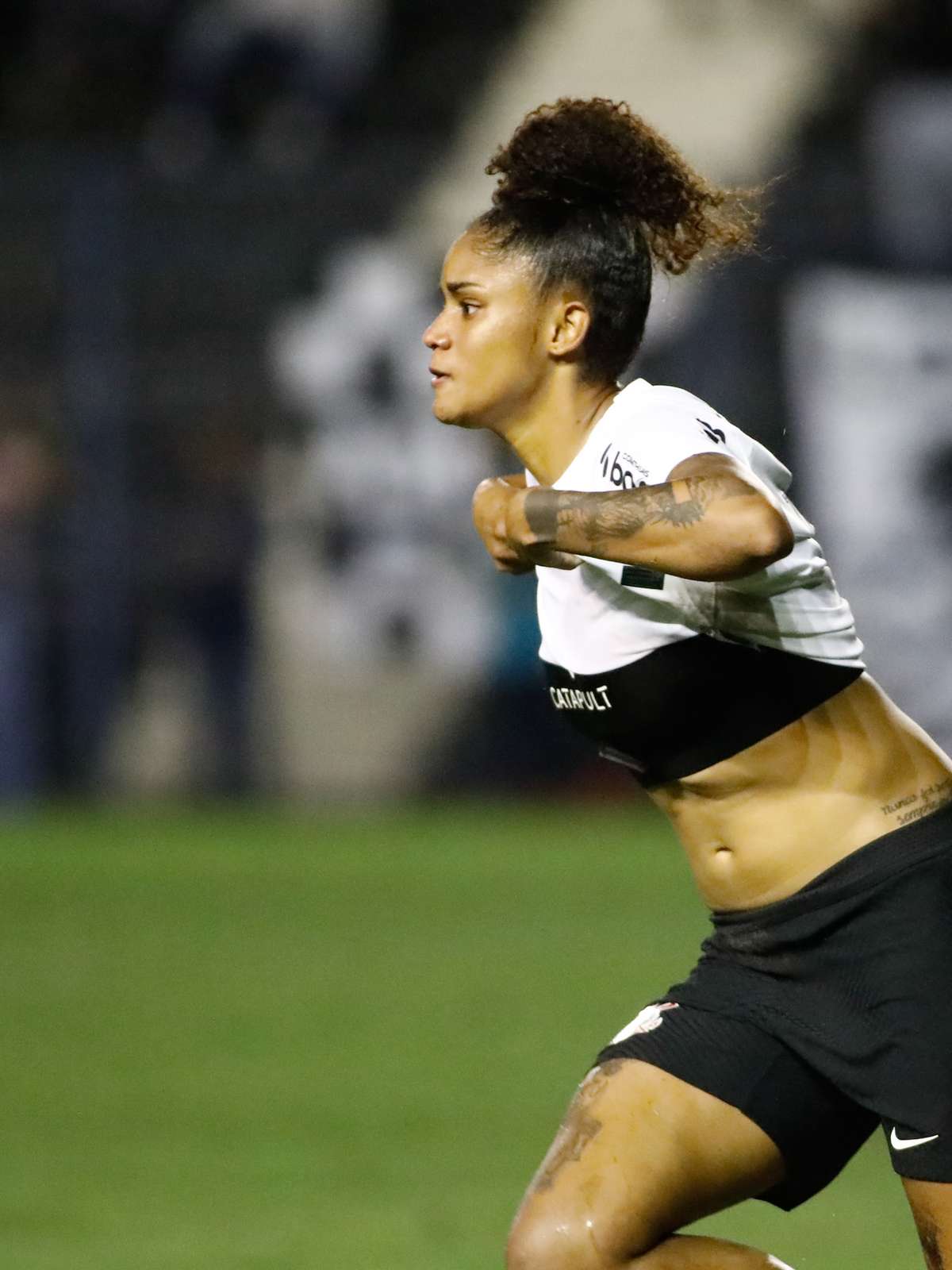 Jogadora De Futebol Feminino Mostrando Emoção Depois De Perder Um