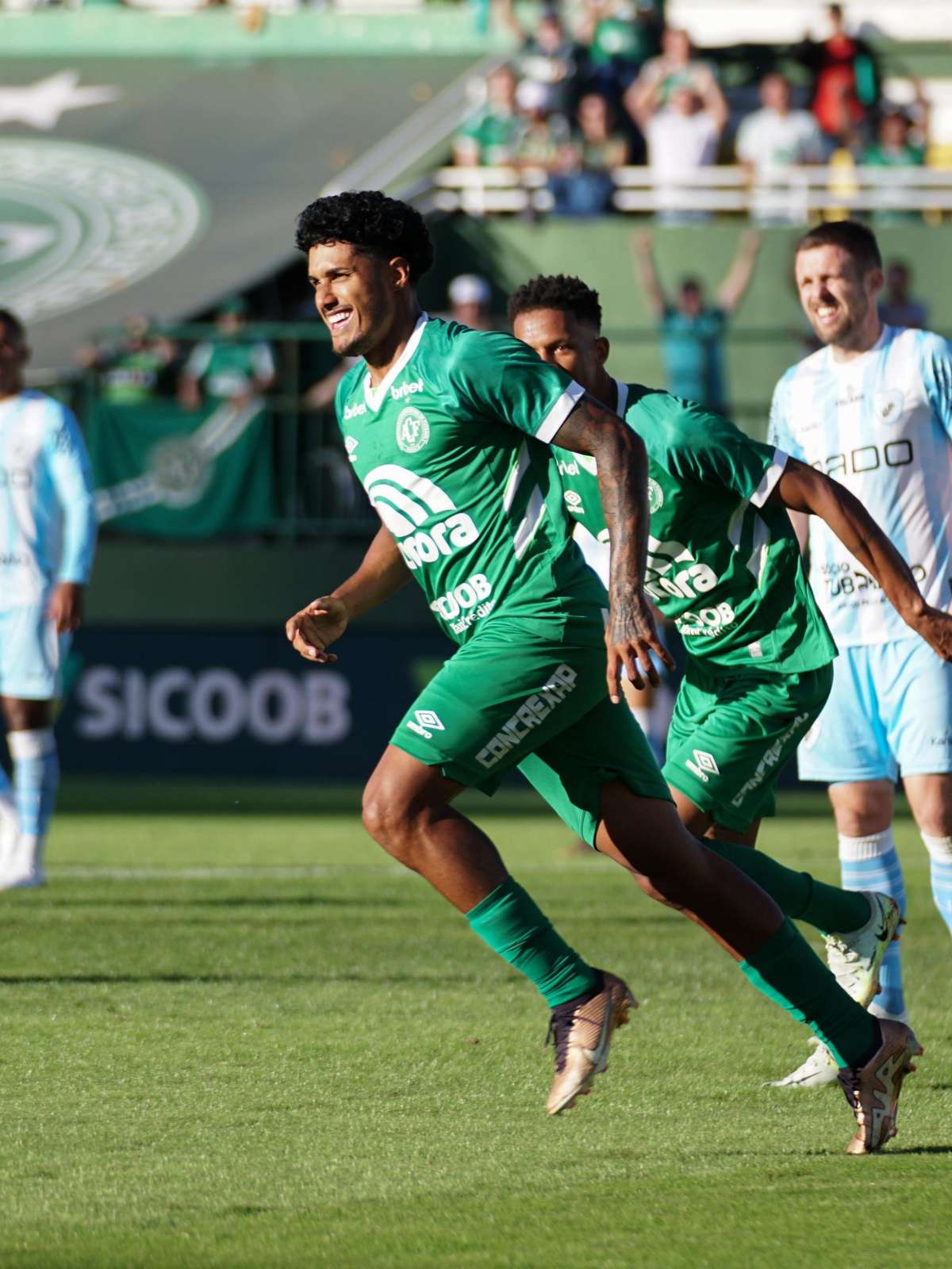 Chapecoense anuncia lateral esquerdo Kelvyn e volante Foguinho