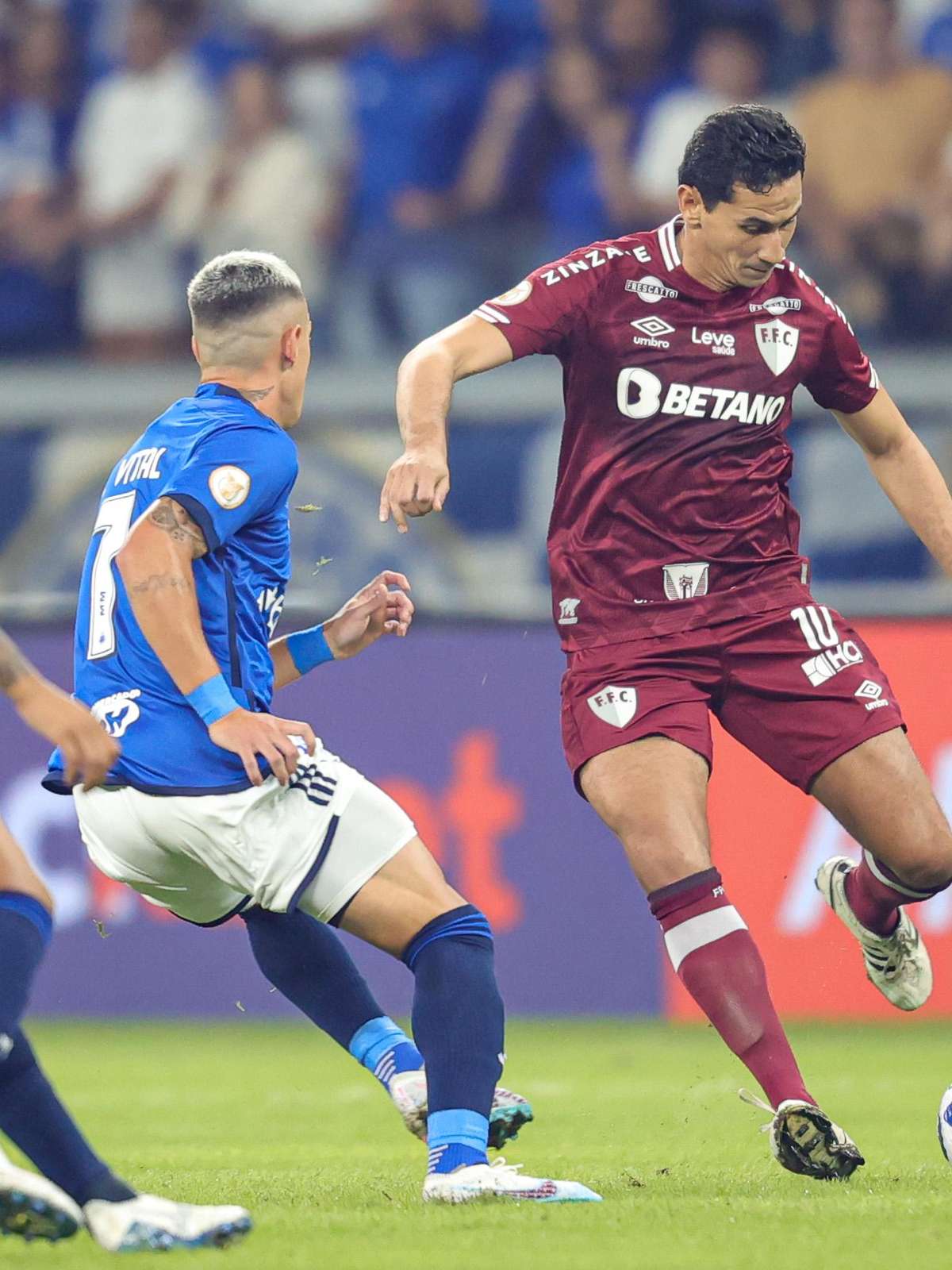 Cruzeiro vence o Santos no Independência e dorme na liderança do Brasileirão