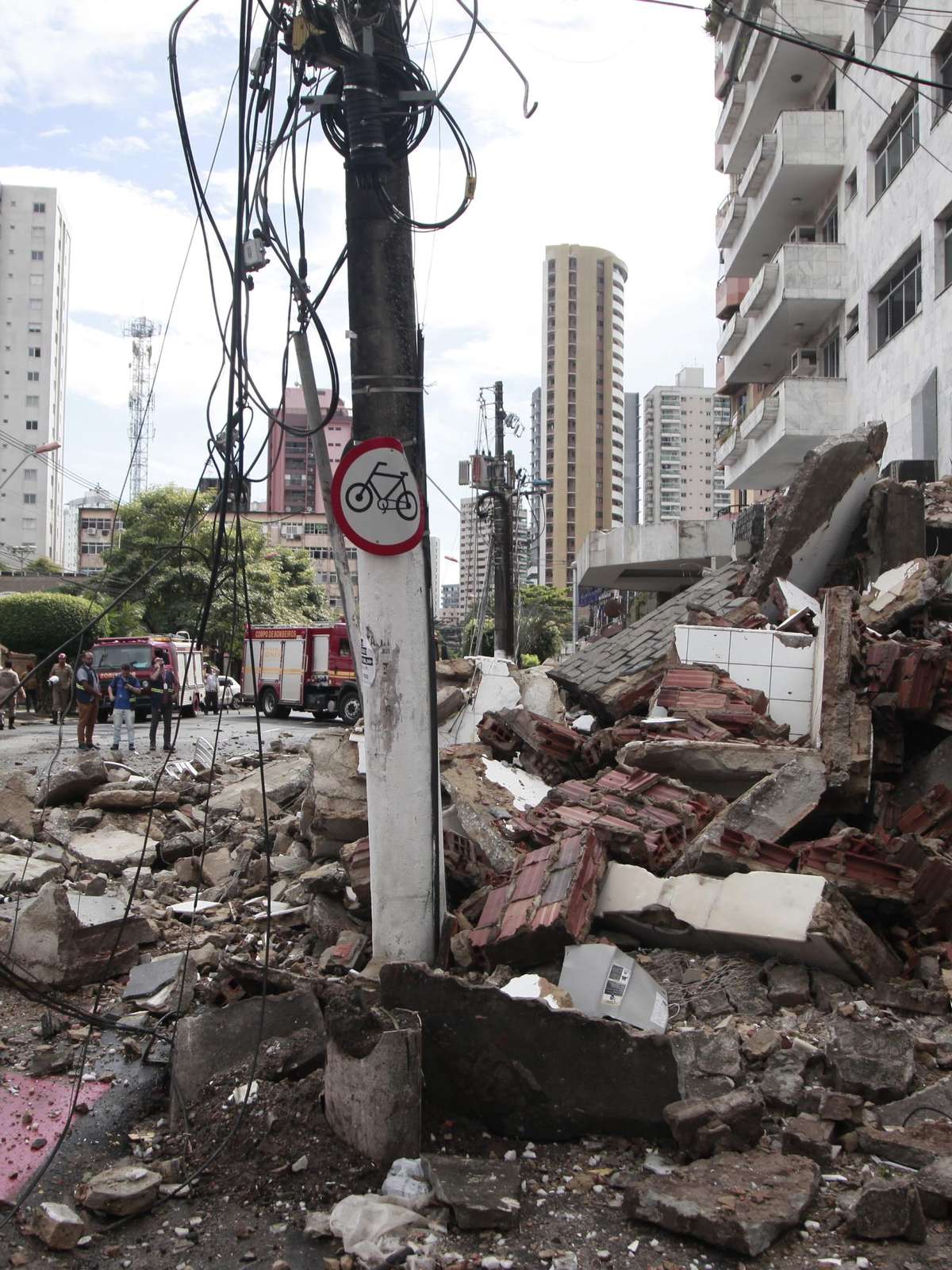 Prédio desaba em BH: vídeo mostra momento da queda