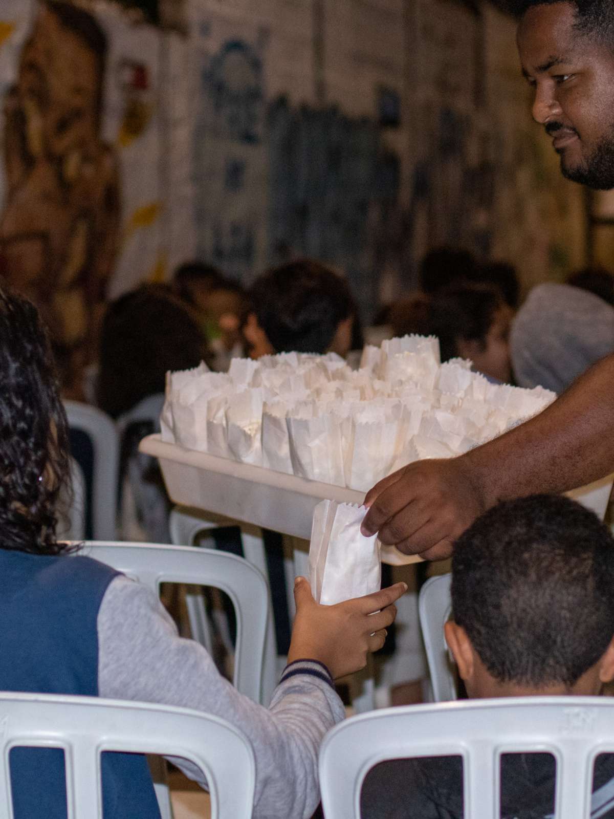 Moradores fazem de viela um cinema em Guarulhos