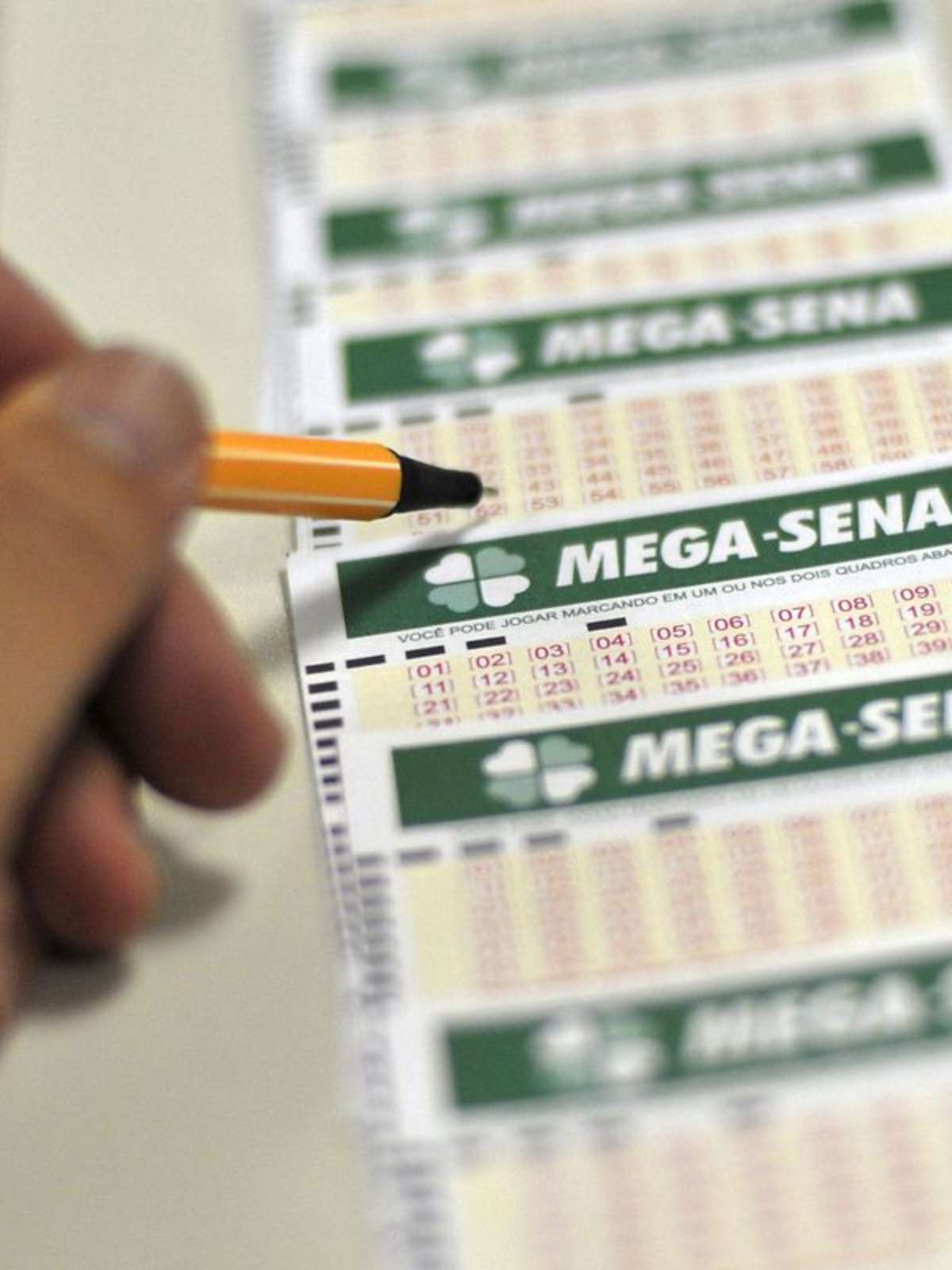 Mega-Sena acumula e vai a R$ 12,5 mi; aposta ganha R$ 9,7 mi na Quina