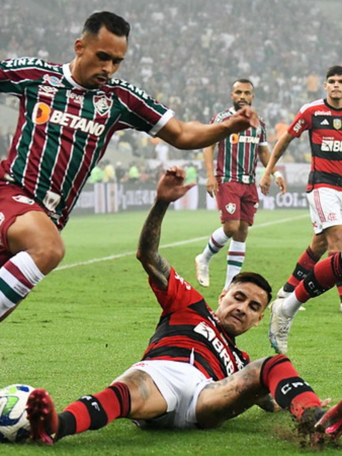 Thiago Maia escolhe música no Flamengo e avisa: 'Bola passa, jogador, não