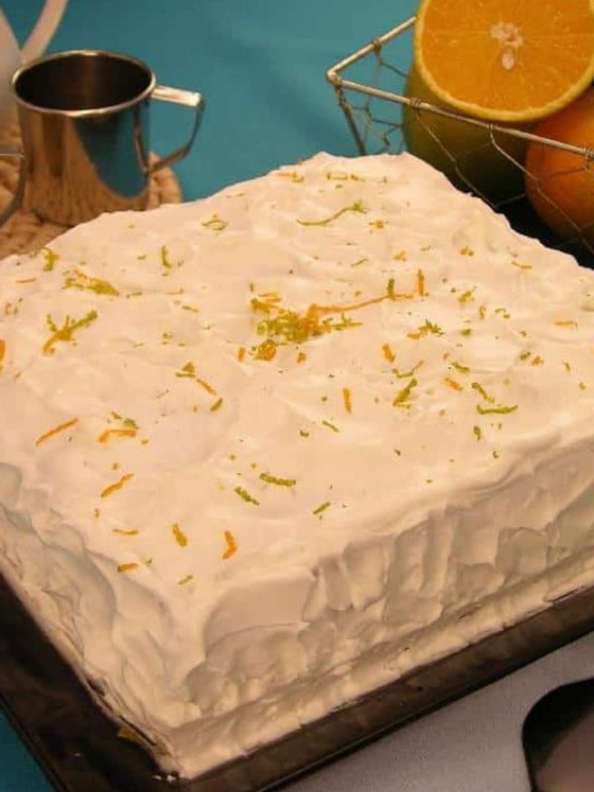 Bolo de aniversário simples feminino branco coberto com manteiga