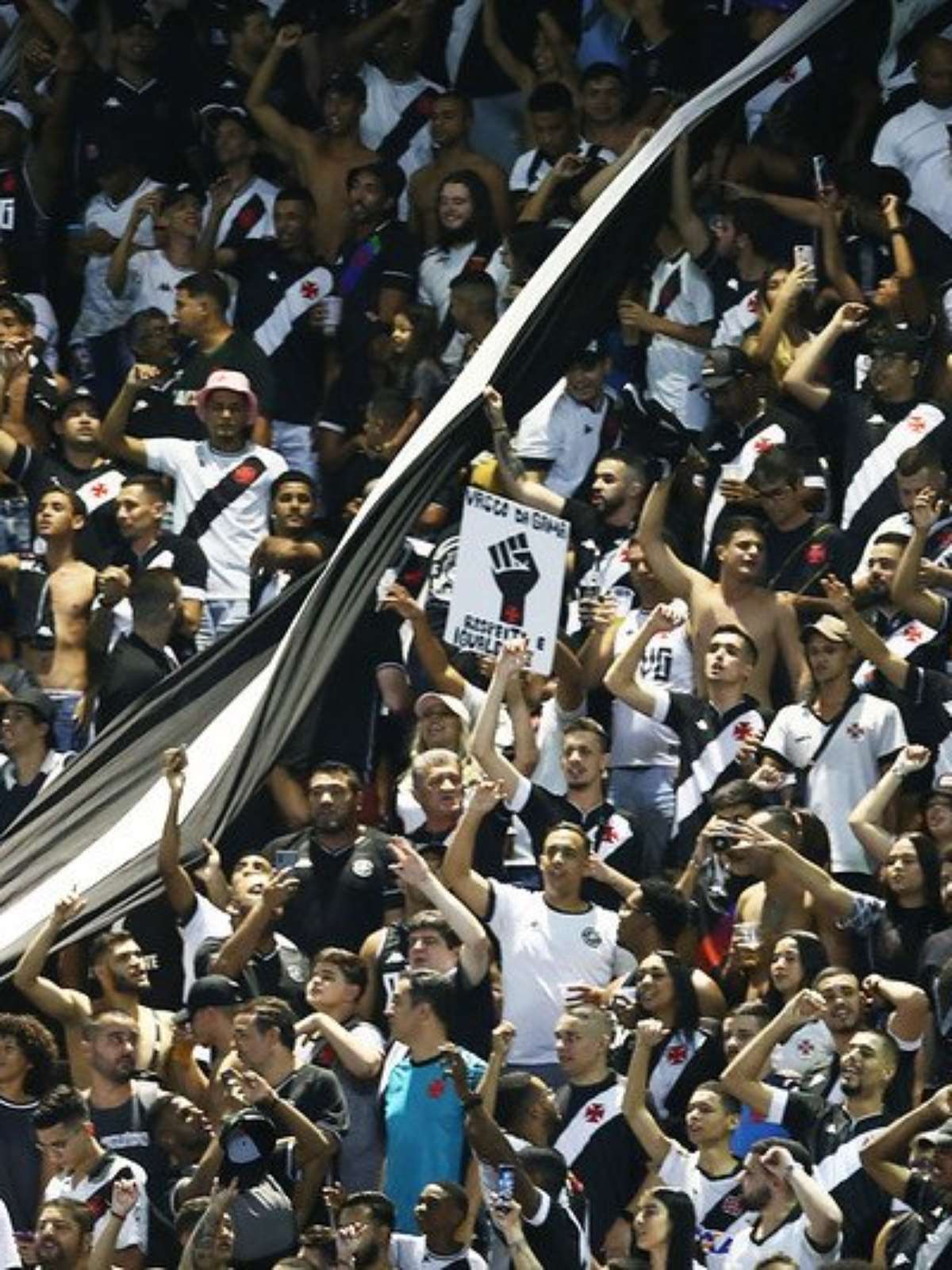 Em retorno a São Januário, torcida do Vasco esgota ingressos para o jogo  contra o Coritiba