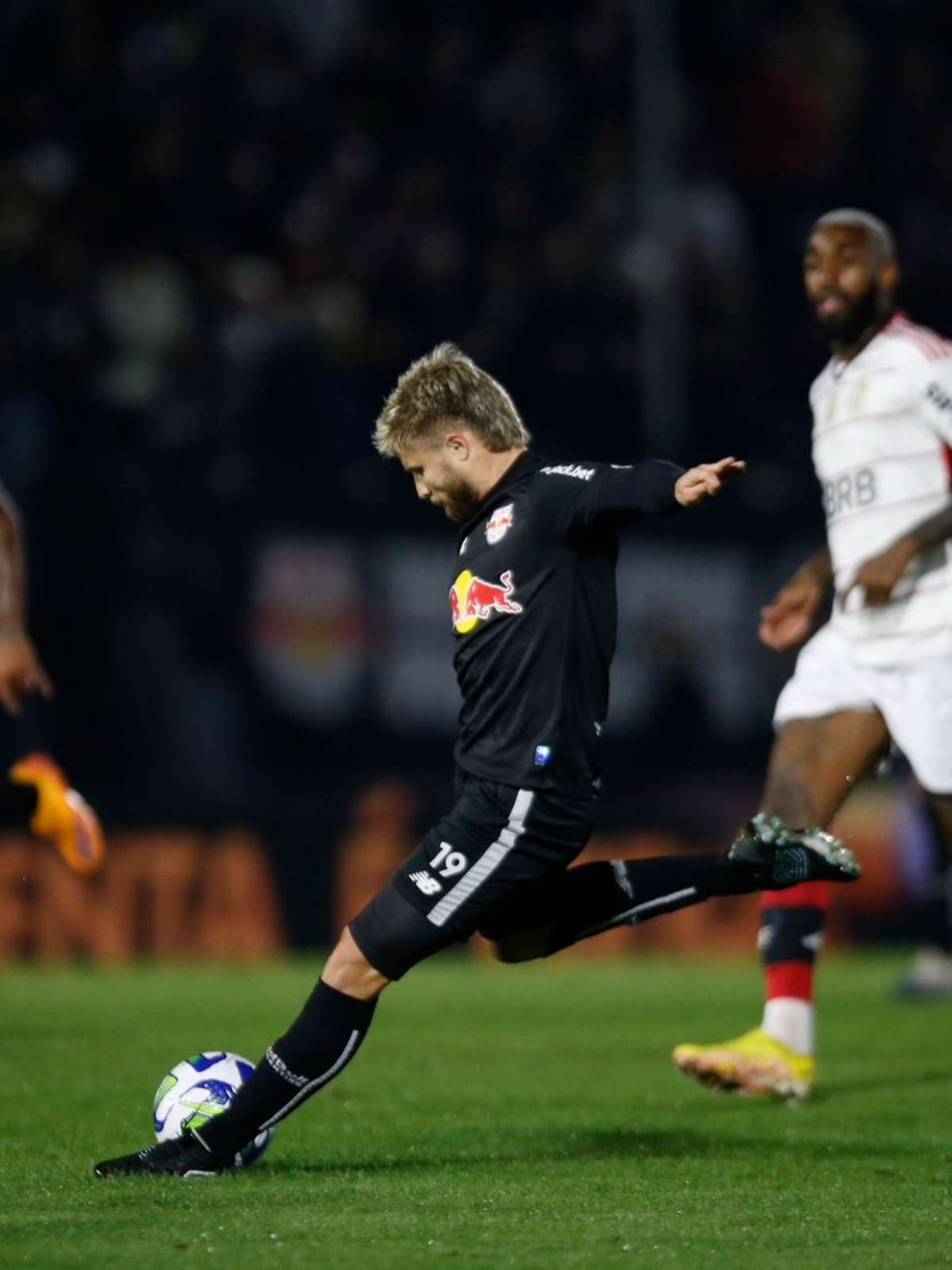 Flamengo 4 x 1 Red Bull Bragantino: hat-trick de Pedro e Mengão volta ao  G-4