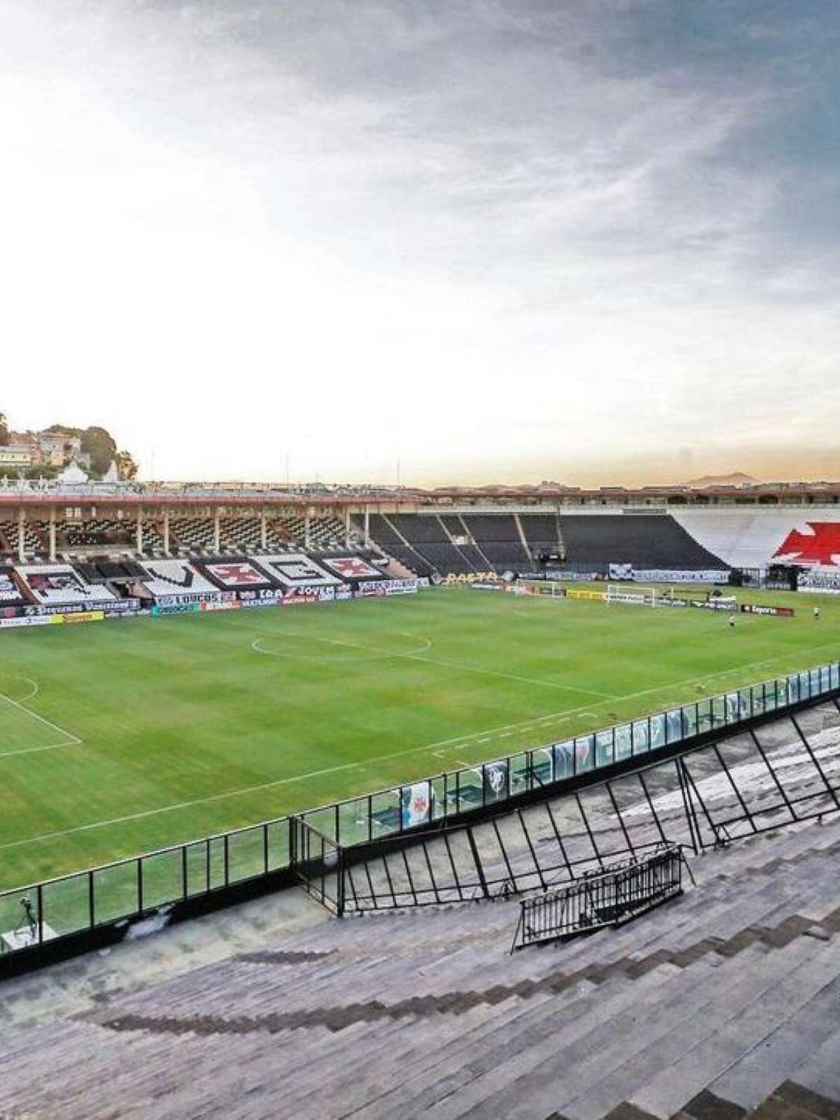 STJD aplica multa e proíbe torcida em 4 jogos do Vasco em São Januário