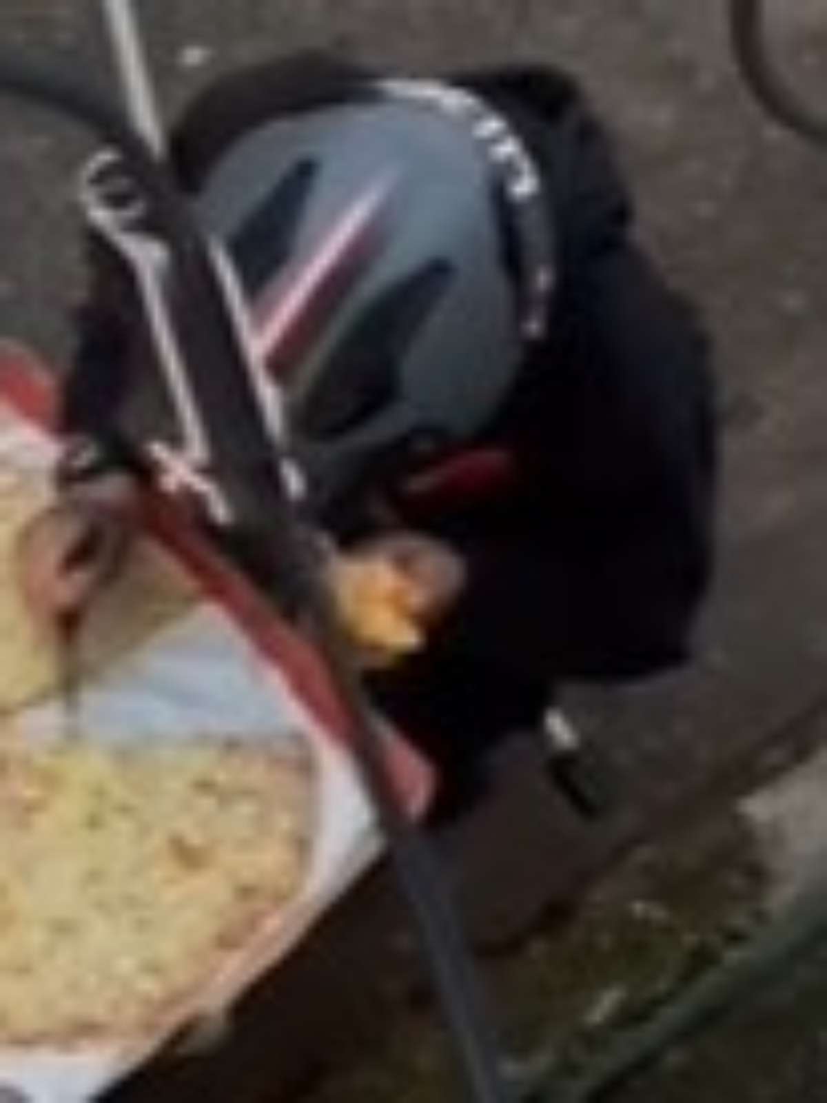 Vídeo de motoboy comendo pizza do cliente gera revolta, mas não da maneira  correta