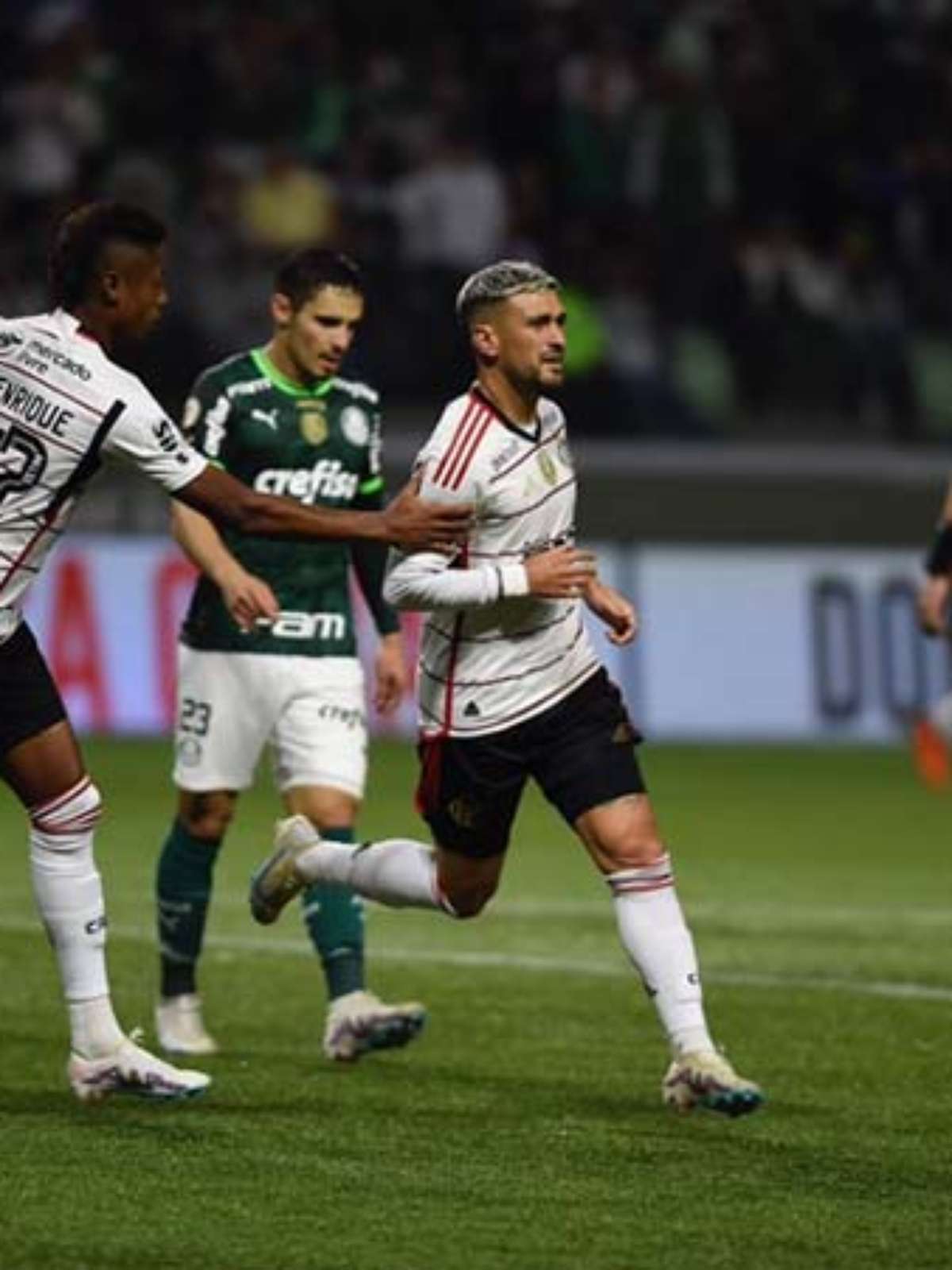 Cadê o VAR? Flamengo reclama de 2 pênaltis em jogo contra o Palmeiras -  Coluna do Fla