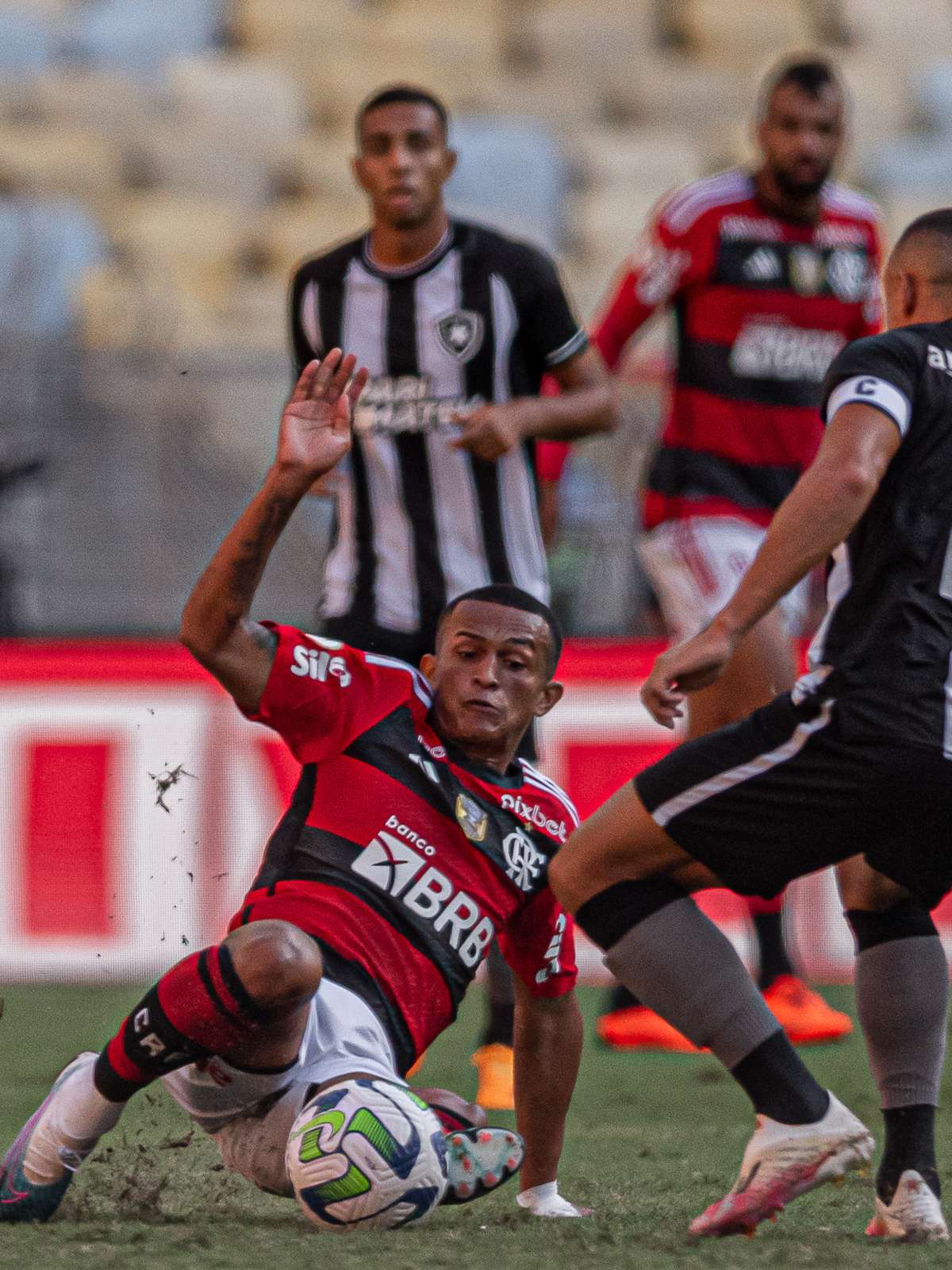 Wesley pede passagem e pode ser solução para lateral direita do Flamengo, Flamengo