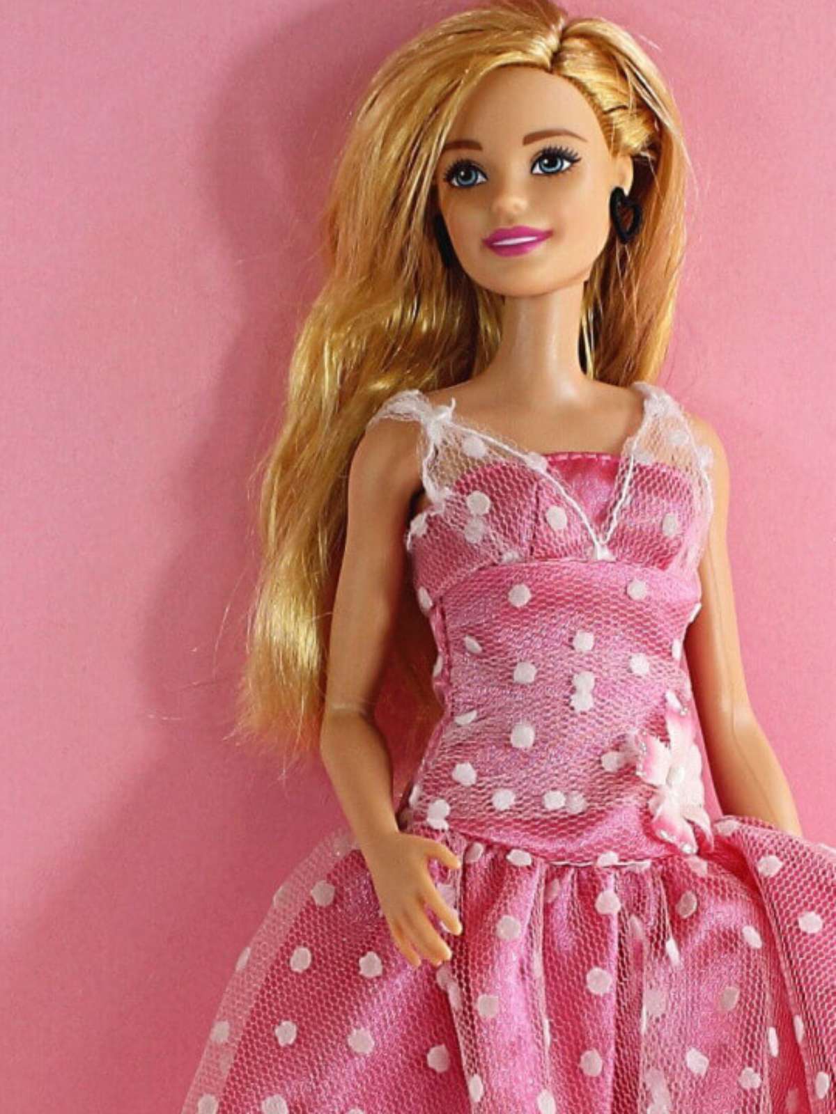 BONECA BARBIE DÁ PRESENTE PARA SUA AMIGA 