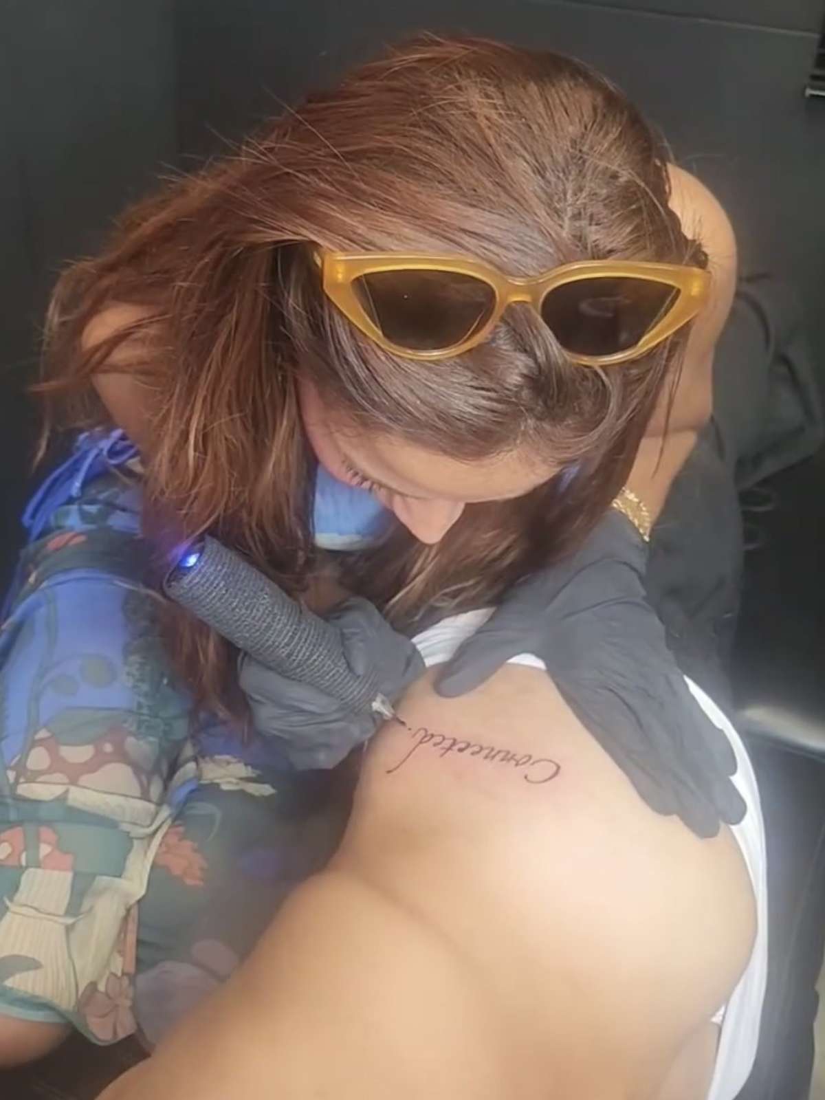 Anitta faz primeira tatuagem de Simone Susinna: 