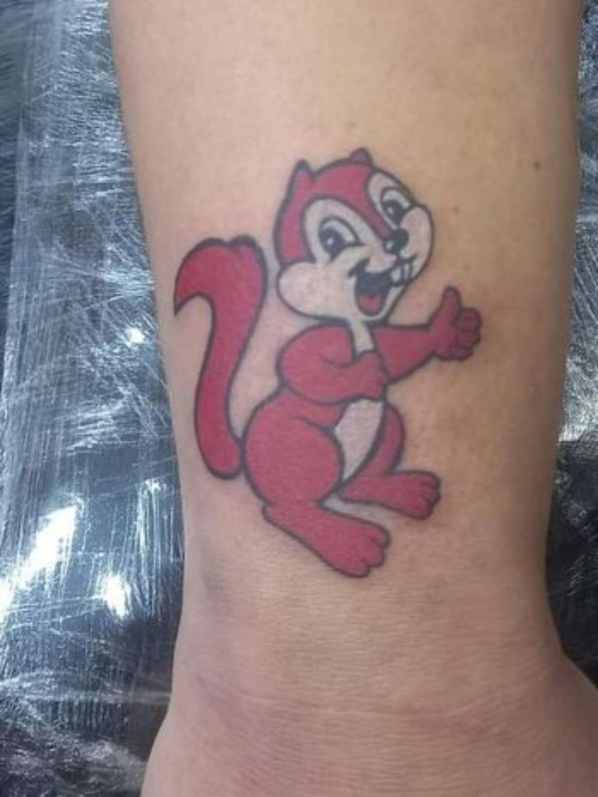 Jovem faz tatuagem em homenagem à mascote da Prefeitura de Curitiba - Viral  - Extra Online