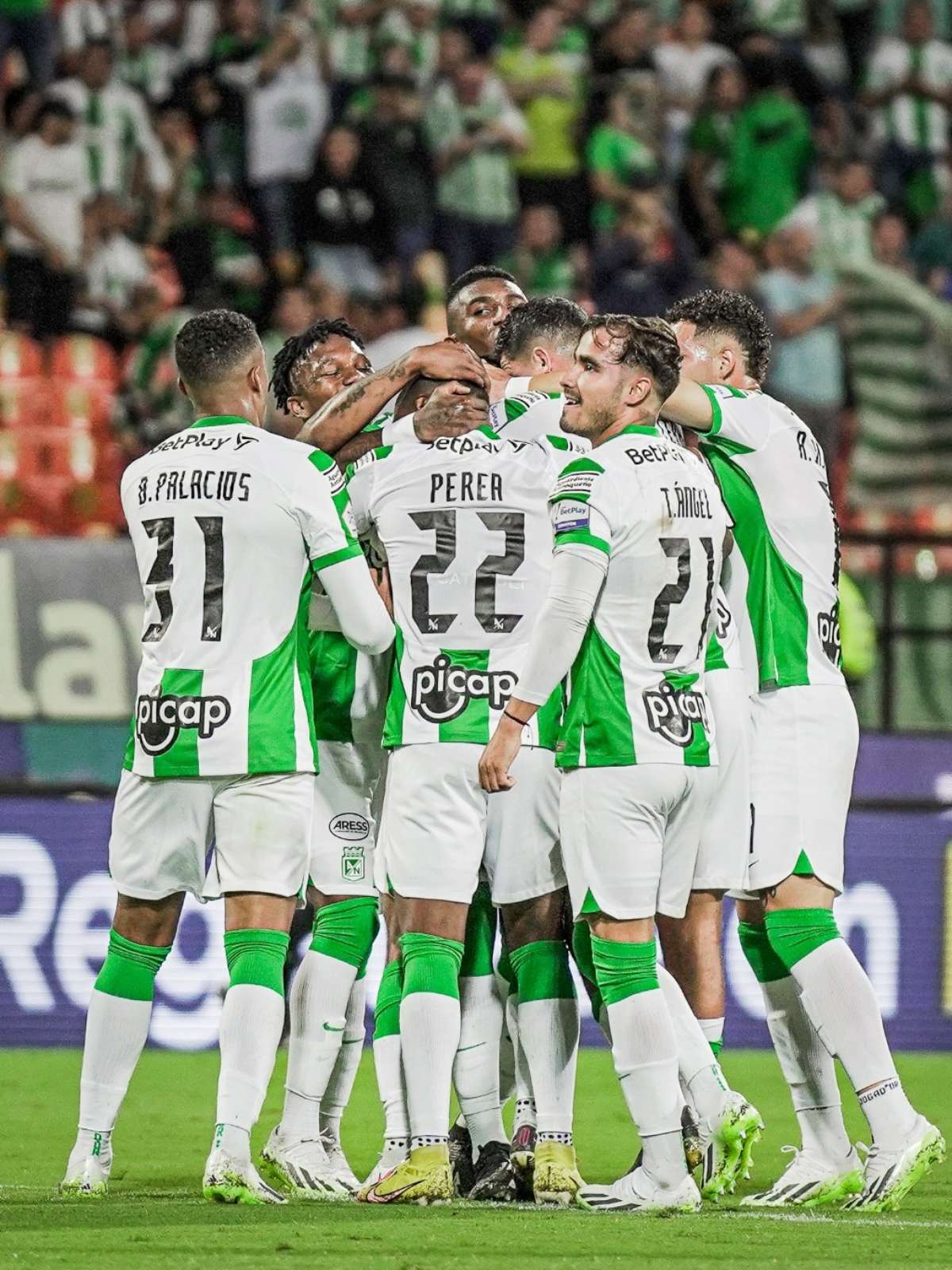 Atlético Nacional vence Racing e se aproxima de vaga na Libertadores