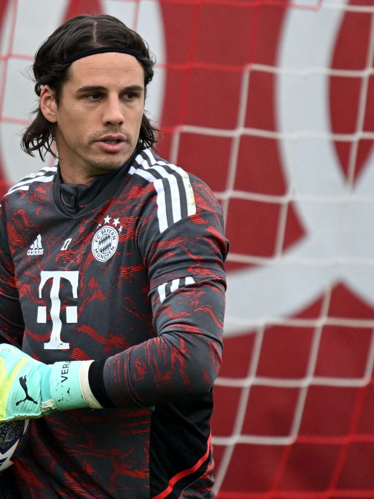 Bayern estreia novo uniforme com empate em casa no jogo de festa