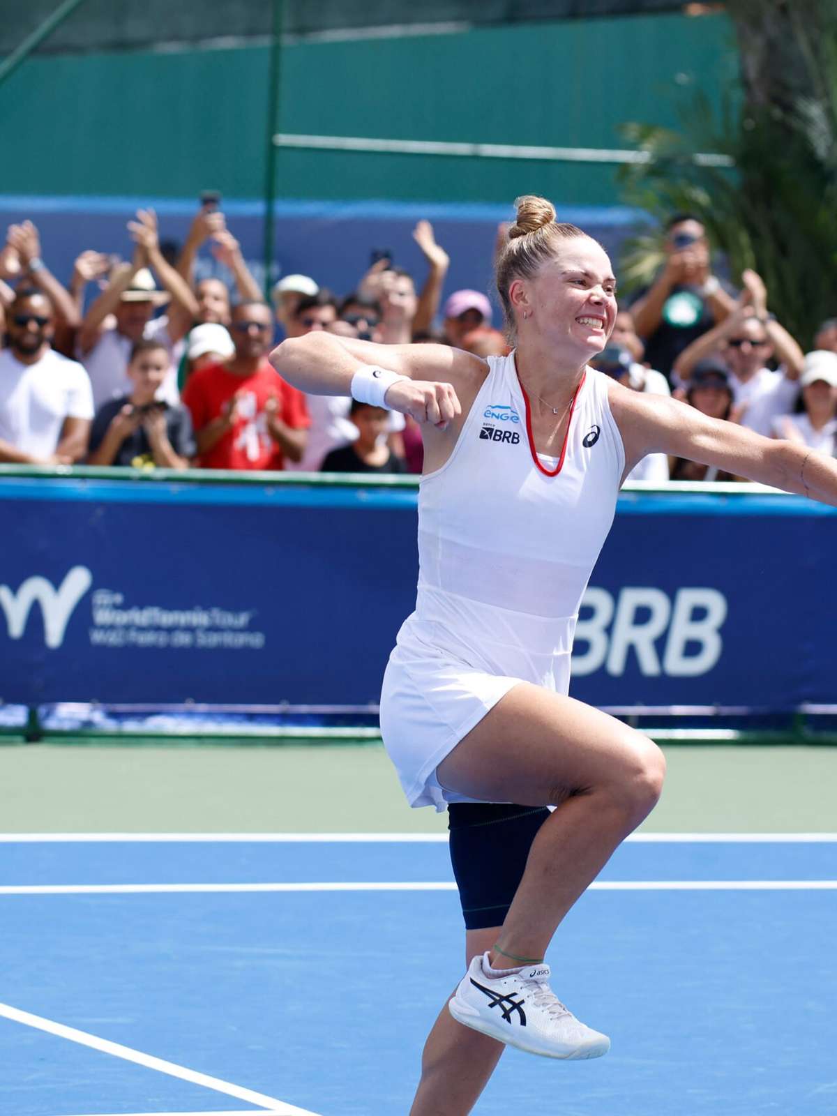 Luisa Stefani comemora vitória e exalta retorno ao saibro no WTA 125 de  Buenos Aires