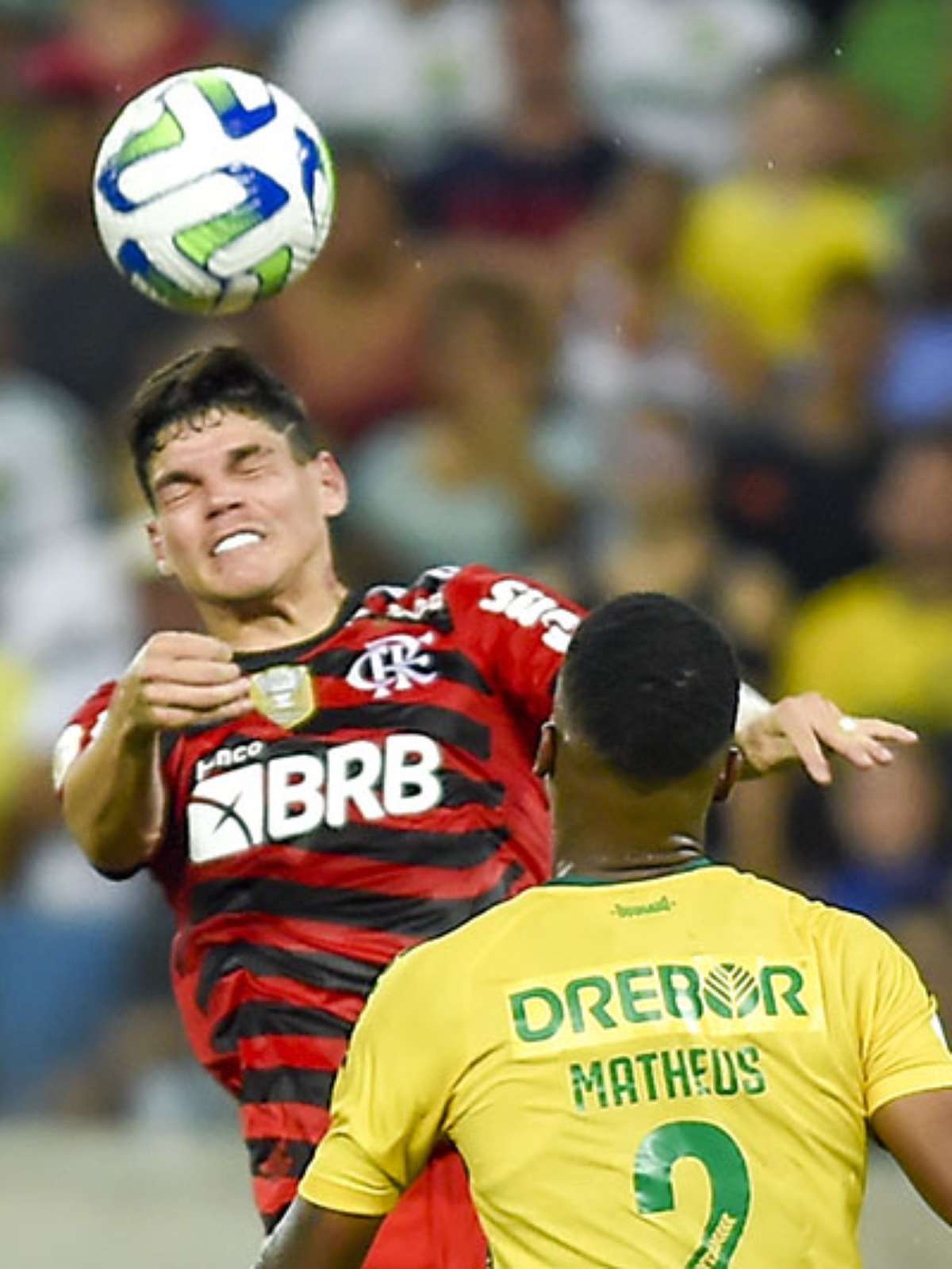 Ayrton Lucas sofre entorse no joelho e desfalca Flamengo contra o