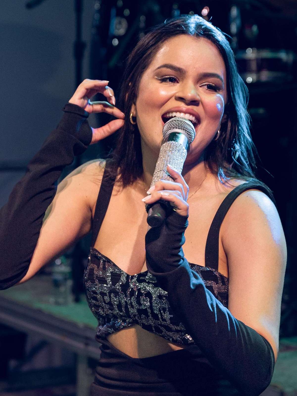 Danieze Santiago lança novo EP completamente escrito pela cantora
