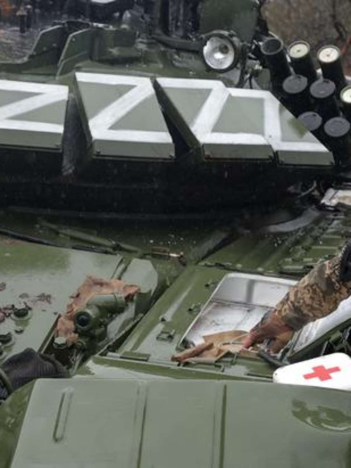 Mulher de tiro completo perto da guerra do tanque russo na ucrânia