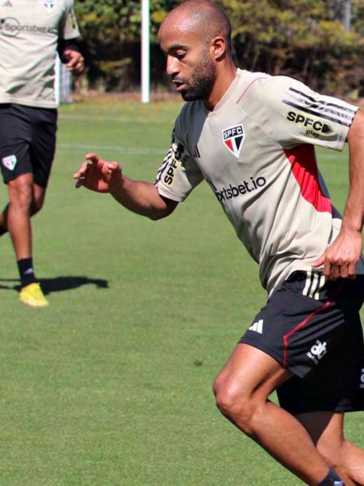 São Paulo: Lucas treina entre os titulares e deve jogar contra Corinthians