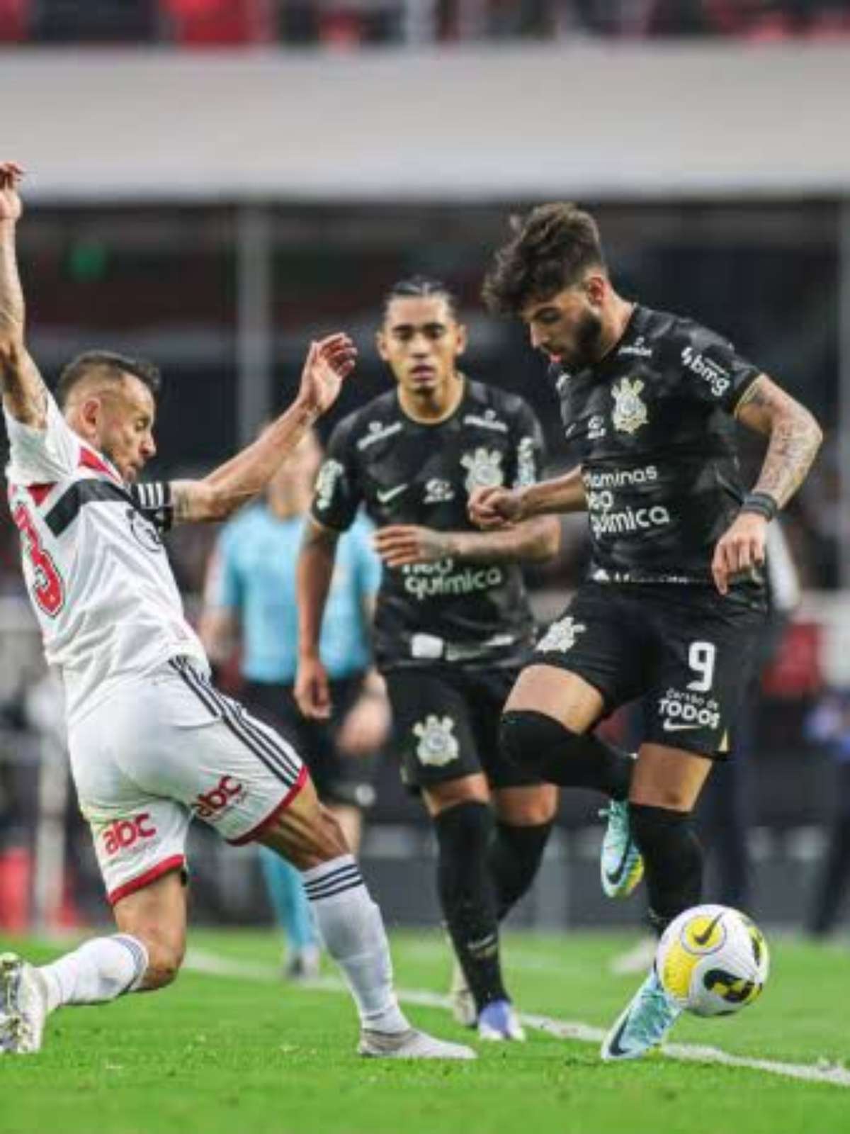 São Paulo vira sobre o Corinthians e larga na frente na final do