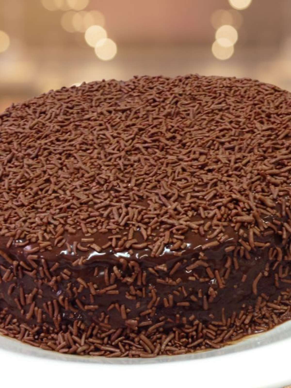 O BOLO DE CHOCOLATE MAIS FÁCIL DO MUNDO, FEITO MISTURANDO A MÃO