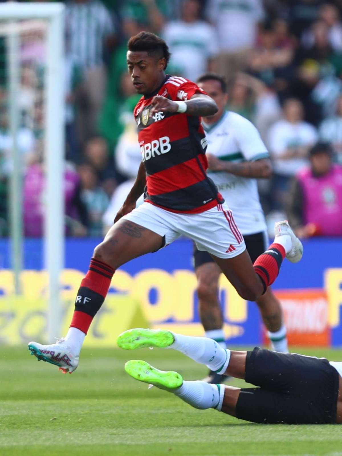 Flamengo atropela o Palmeiras e volta à briga pelo título do Brasileirão -  Lance!