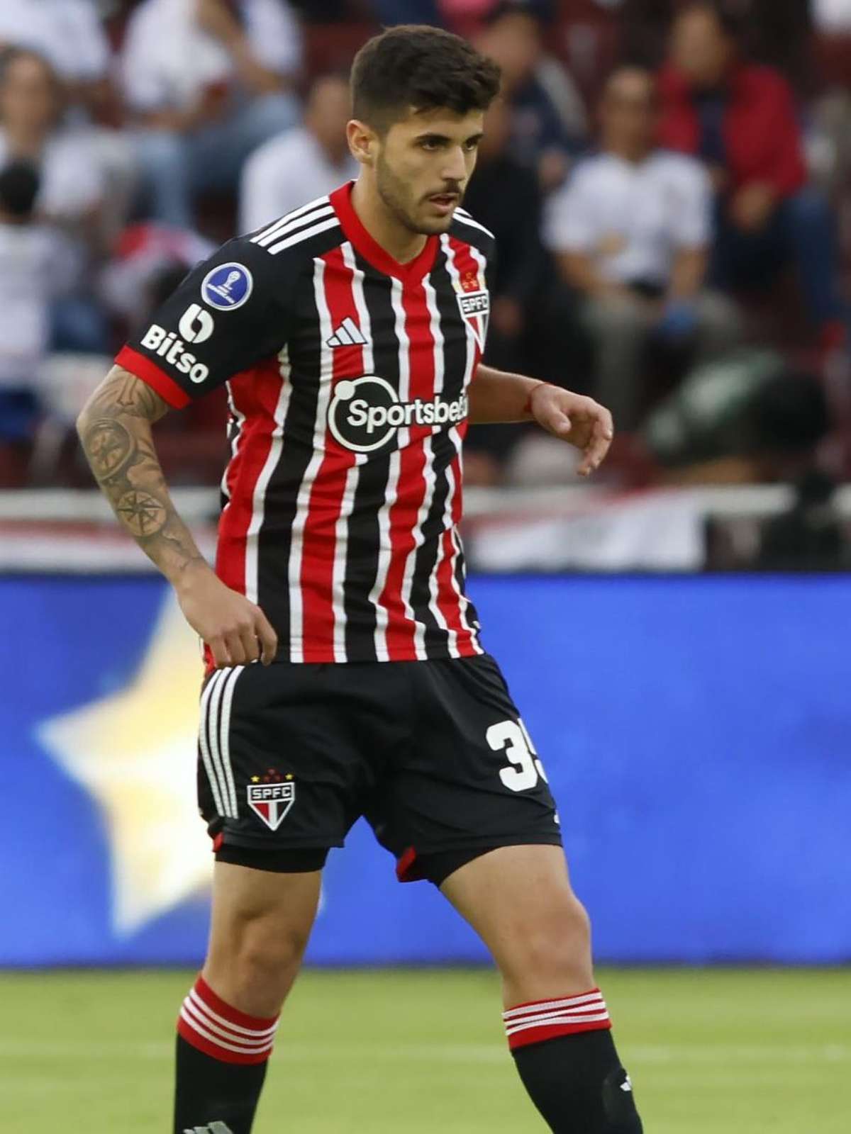 Beraldo deixa jogo contra a LDU chorando e preocupa o São Paulo