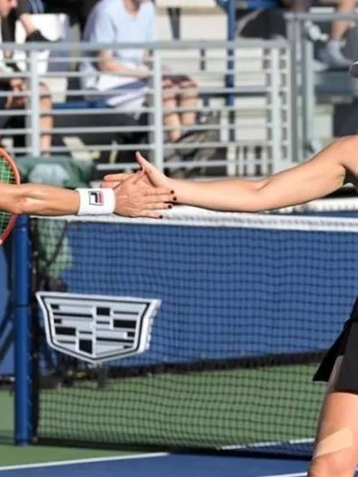 Luisa Stefani sofre lesão e abandona semi do US Open em cadeira de rodas