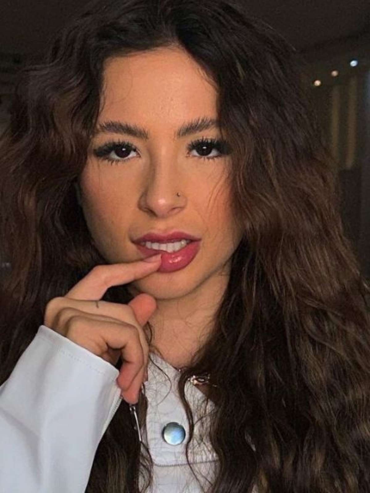 Quem é Nathalia Valente, influencer que chorou com tatuagem