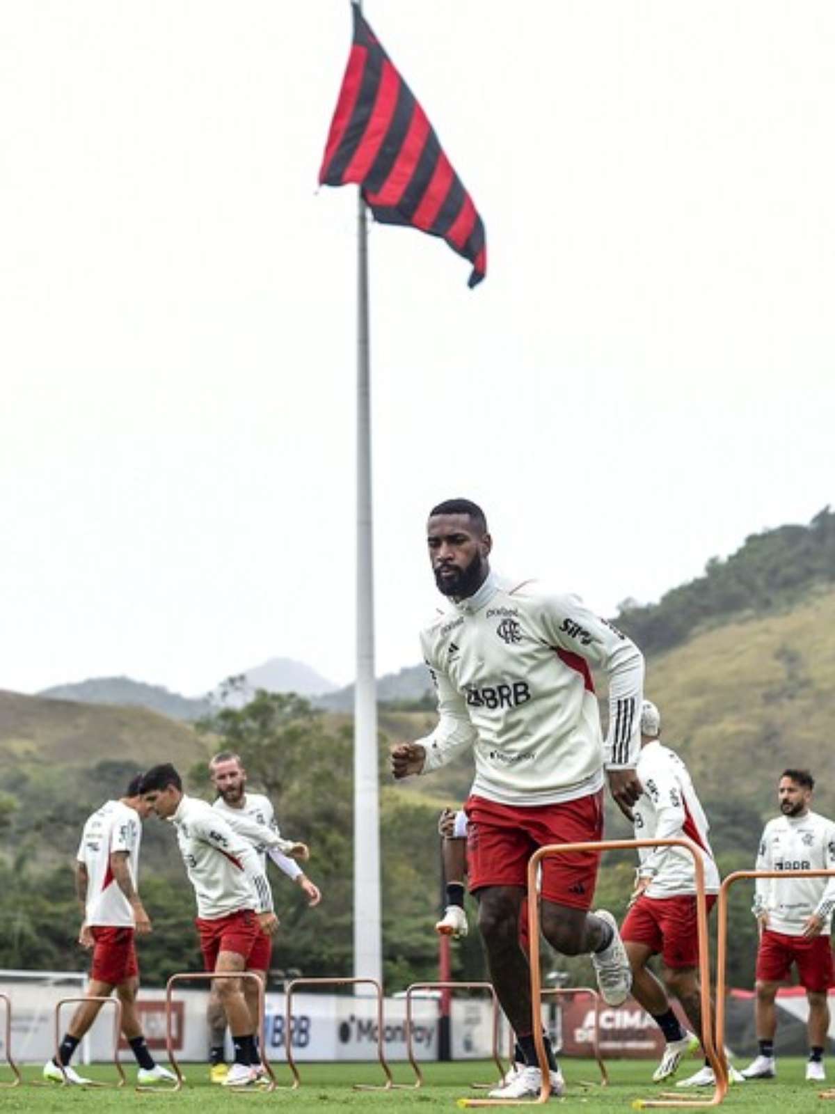 EXCLUSIVO  Jogadores do Flamengo fazem reunião a portas fechadas