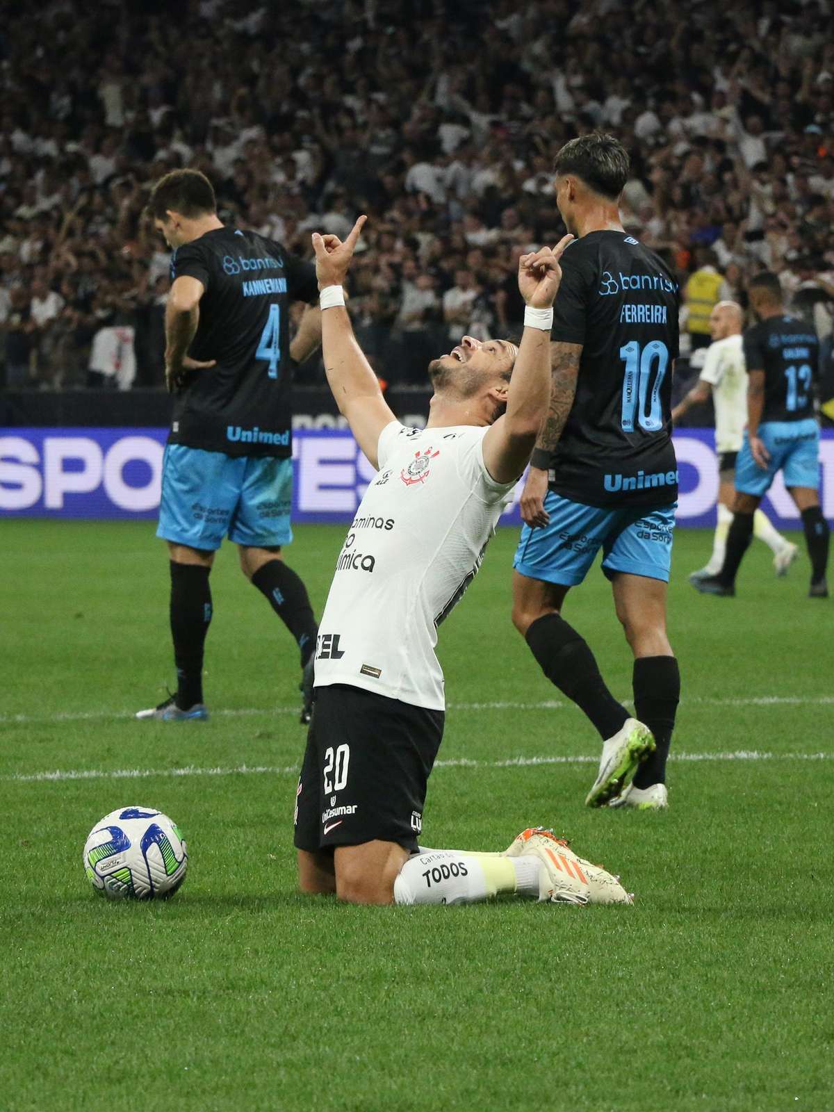 Fábio Santos lamenta empate sofrido, mas vê Corinthians em