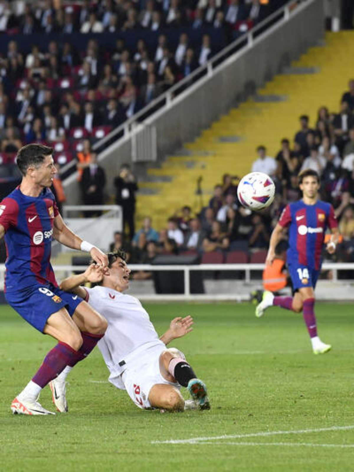 Espanhol volta com abraços após gols e vitória do Sevilla em clássico