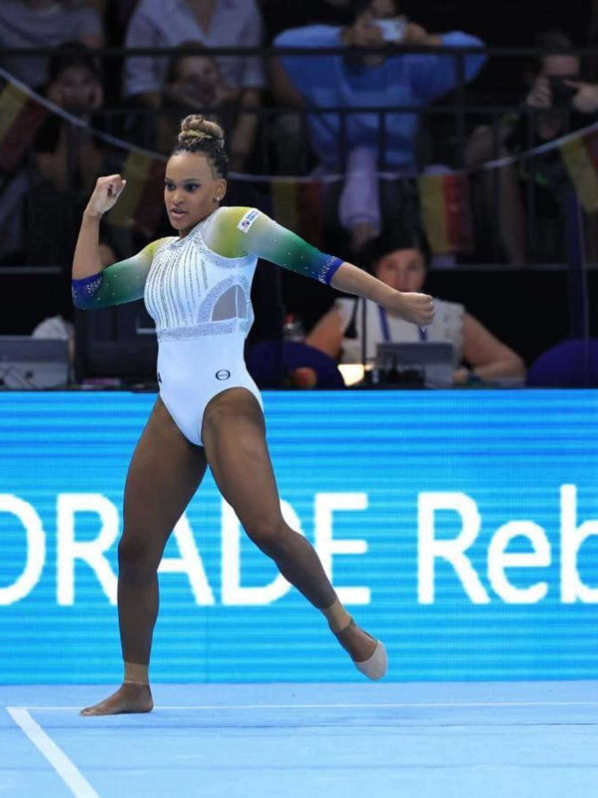 Mundial de ginástica: Rebeca Andrade se garante em quatro finais e Flavia  Saraiva em duas, Esporte