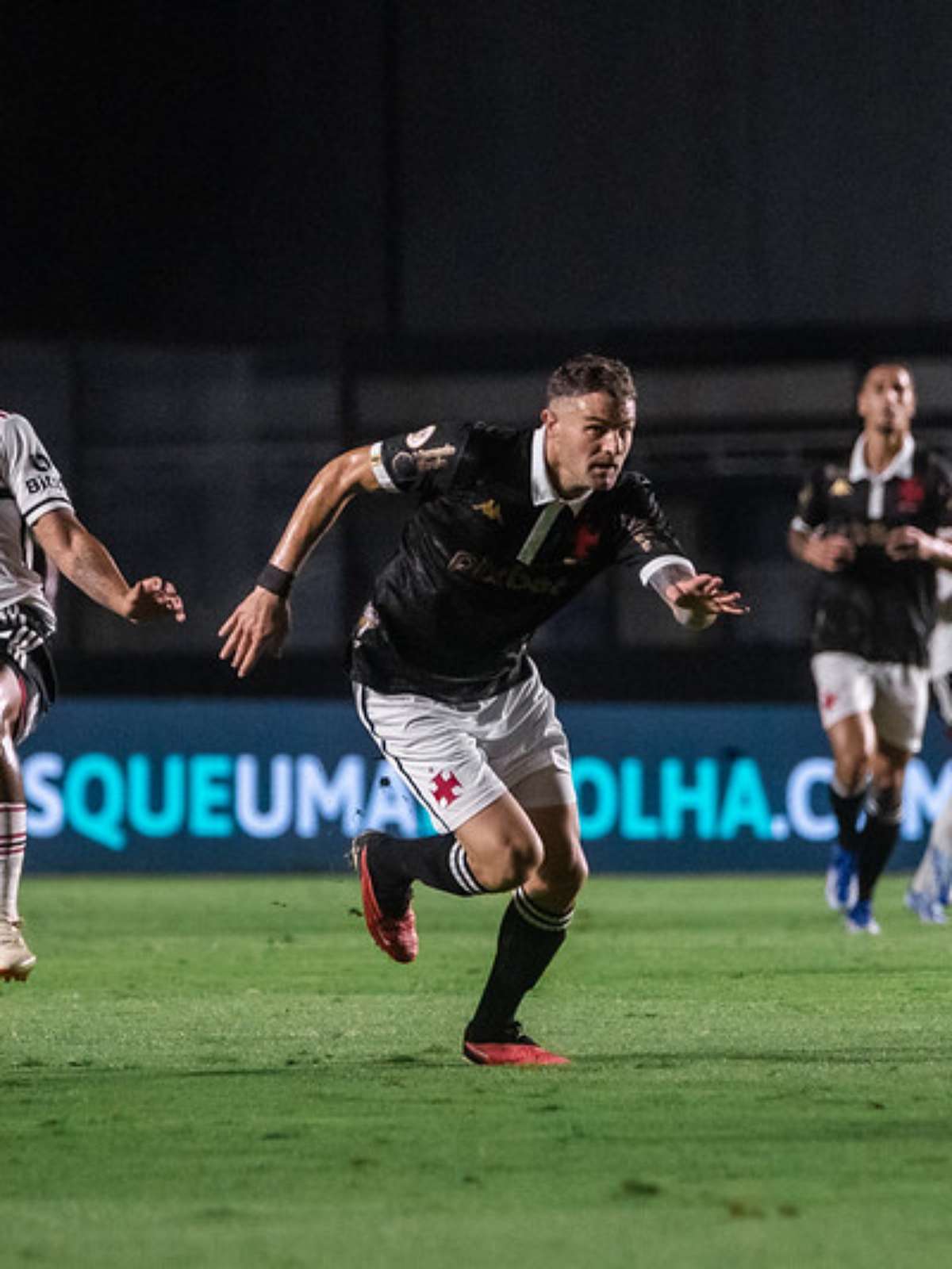 São Paulo empata com Vasco e segue sem vencer fora de casa no