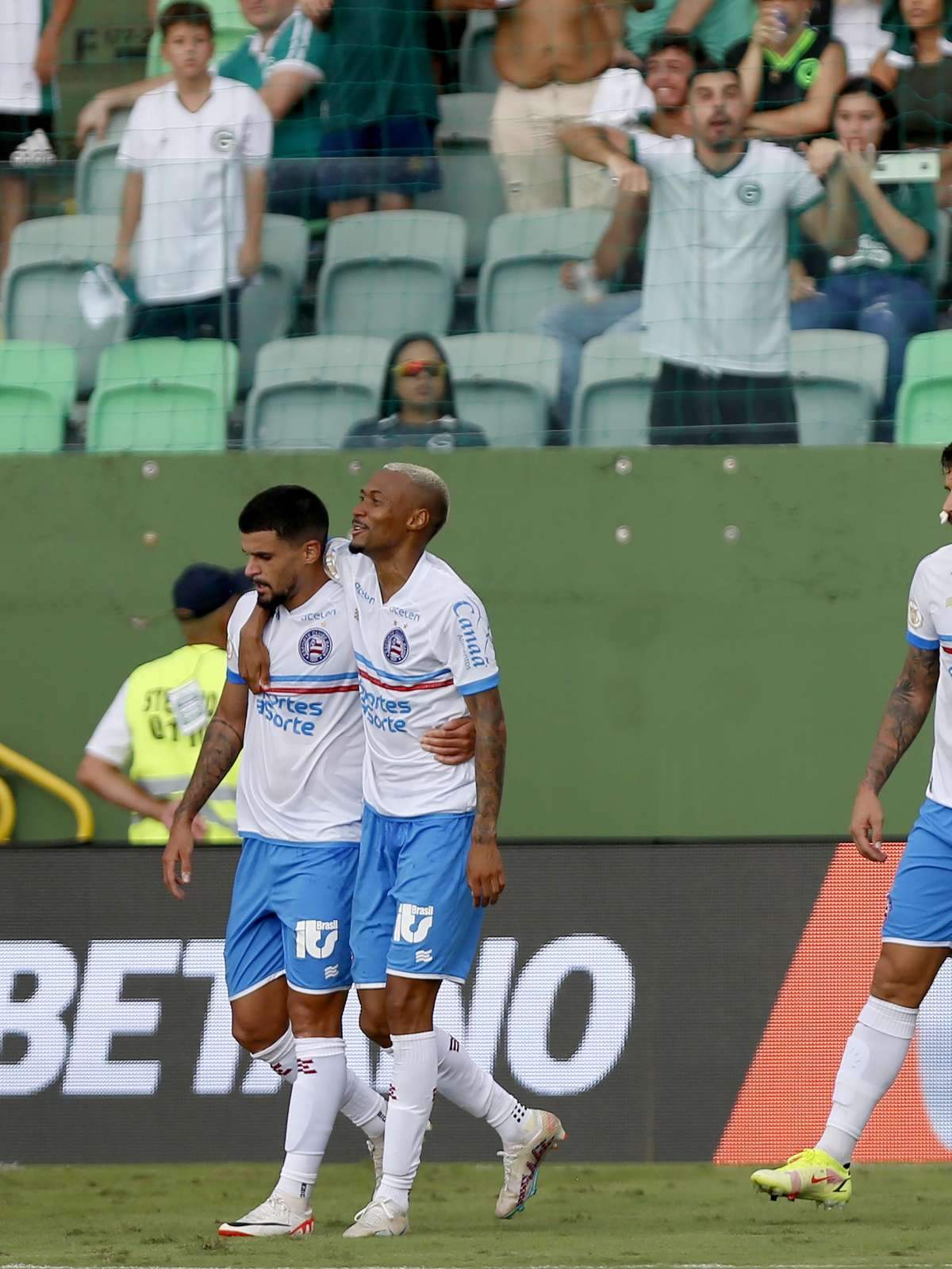 Em jogo maluco de duas viradas e dez gols, Bahia derrota o Goiás pelo  Brasileirão