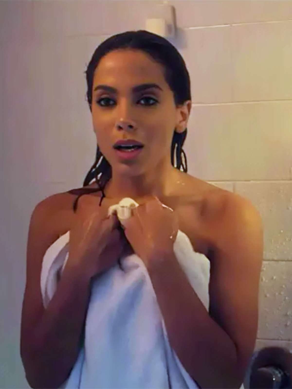 ASSISTIR VIDEO: Anitta aparece tomando banho em novo teaser de “Elite”