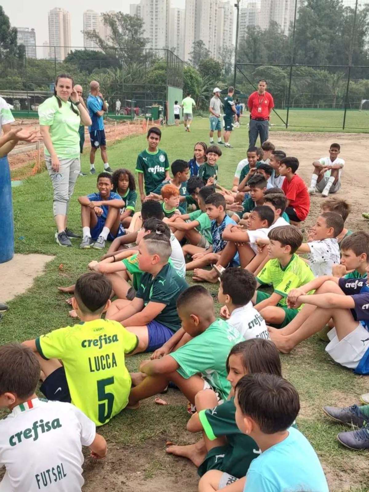 Treinamento futsal de futebol para crianças. Jovem jogador de