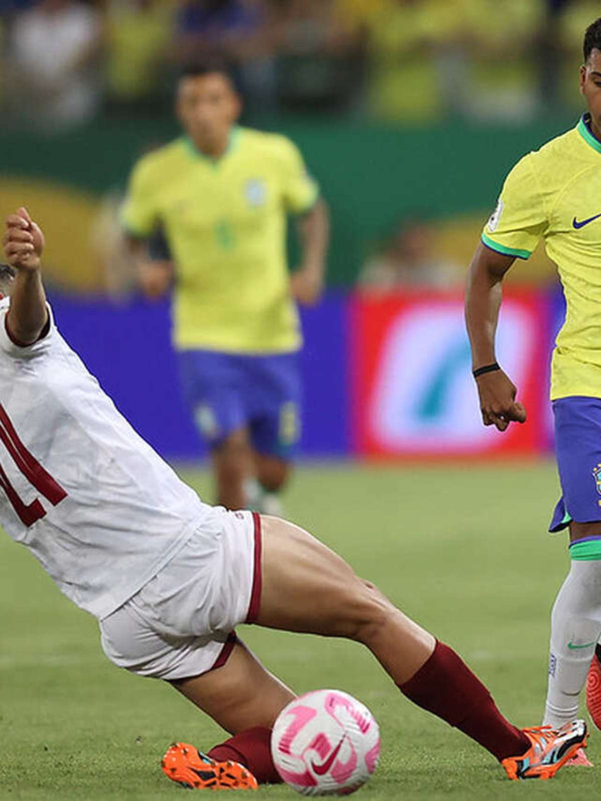 Brasil supera falta de inspiração, vence Peru com gol no fim e