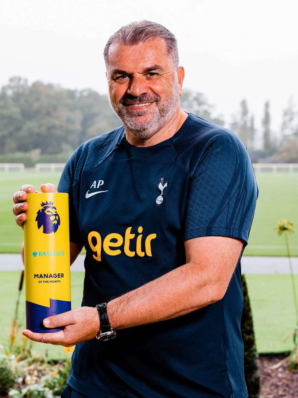 Capitão de time da Premier League desmaia em campo, e jogo é