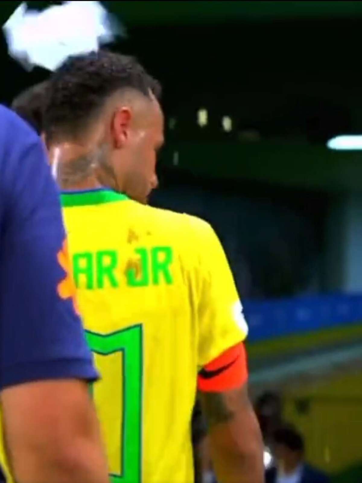 Neymar é atingido por pipocas após empate entre Brasil e Venezuela