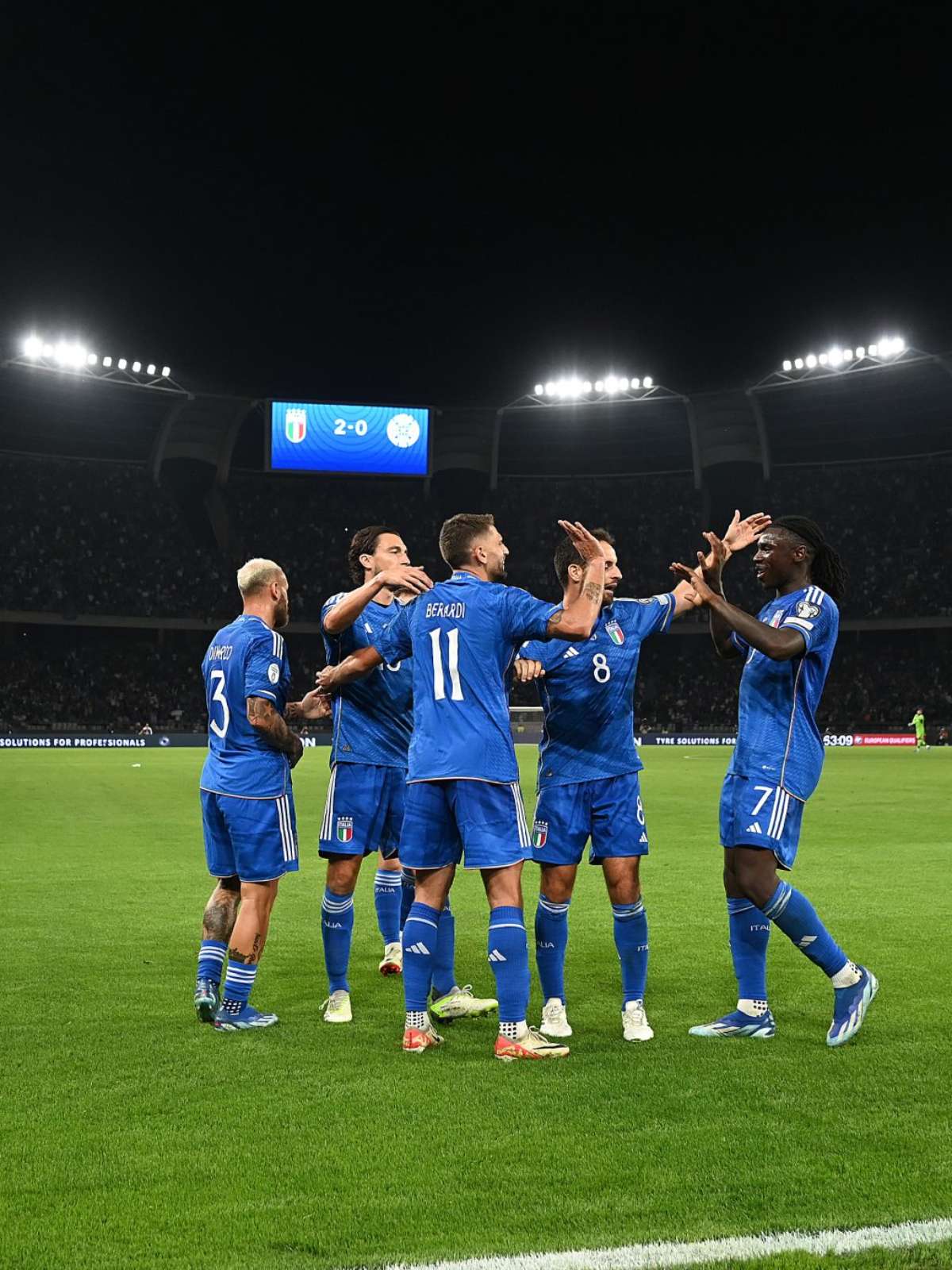 Atacante do Venezia, da segunda divisão italiana, marca quatro gols e bebe  cerveja com torcedores - Lance!