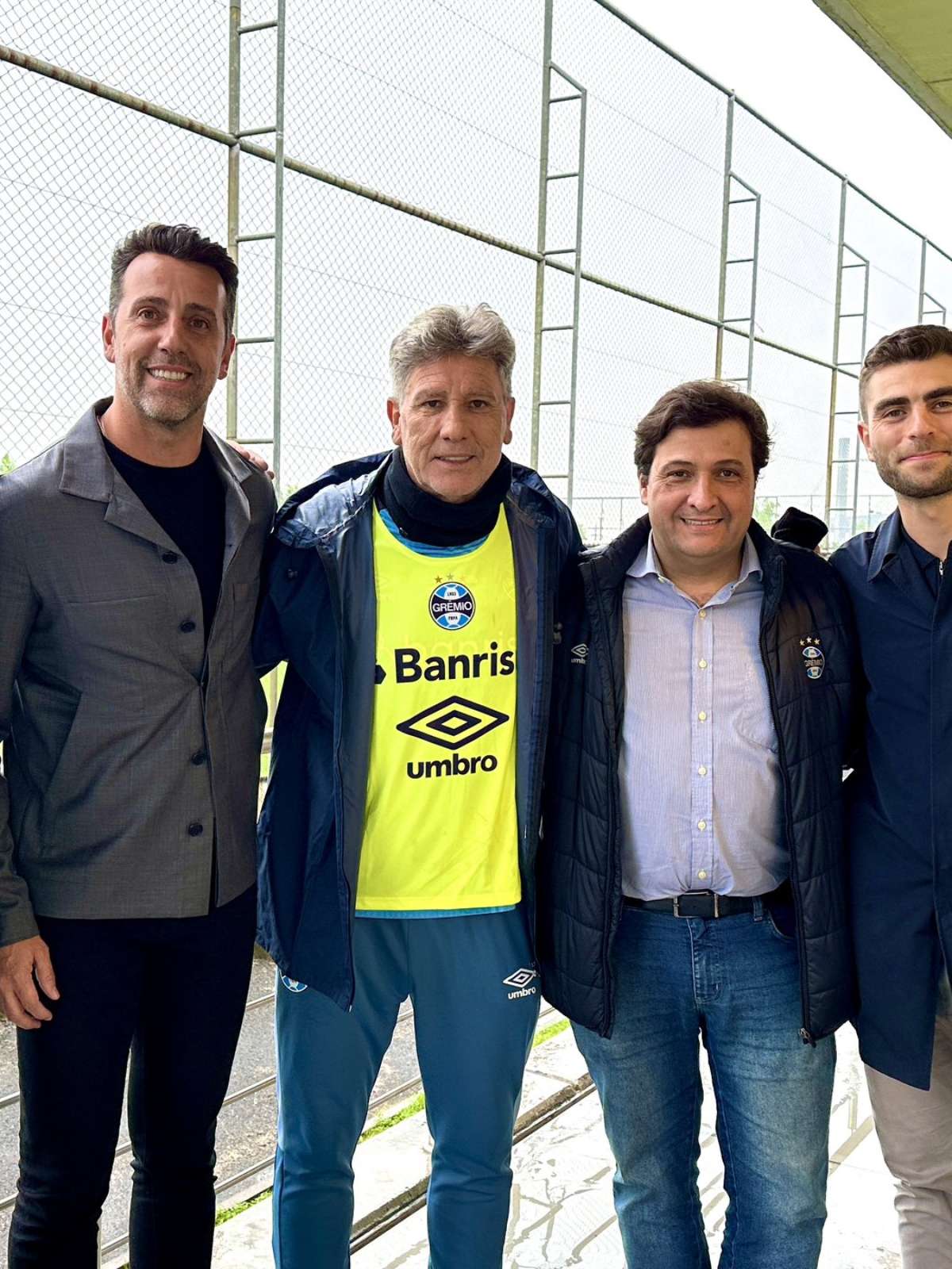 Por quê? Meia do Arsenal posta foto com camisa do SÃO PAULO! 