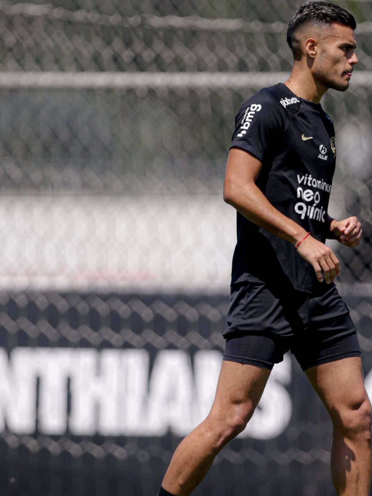 Corinthians toma bloqueio por não pagar Fausto; clube espera