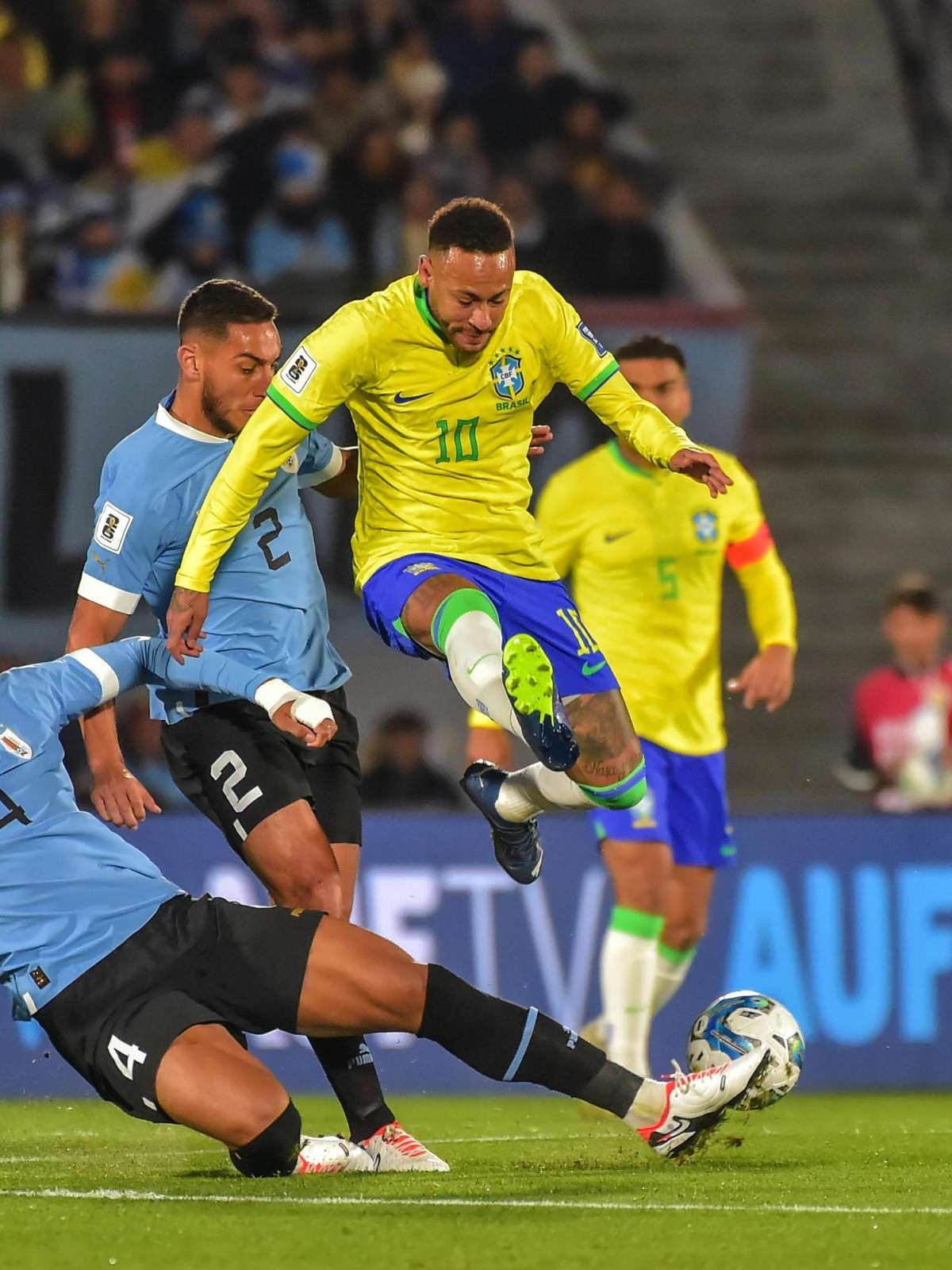 Na pior apresentação com Diniz, Brasil perde para o Uruguai em jogo marcado  por lesão de Neymar