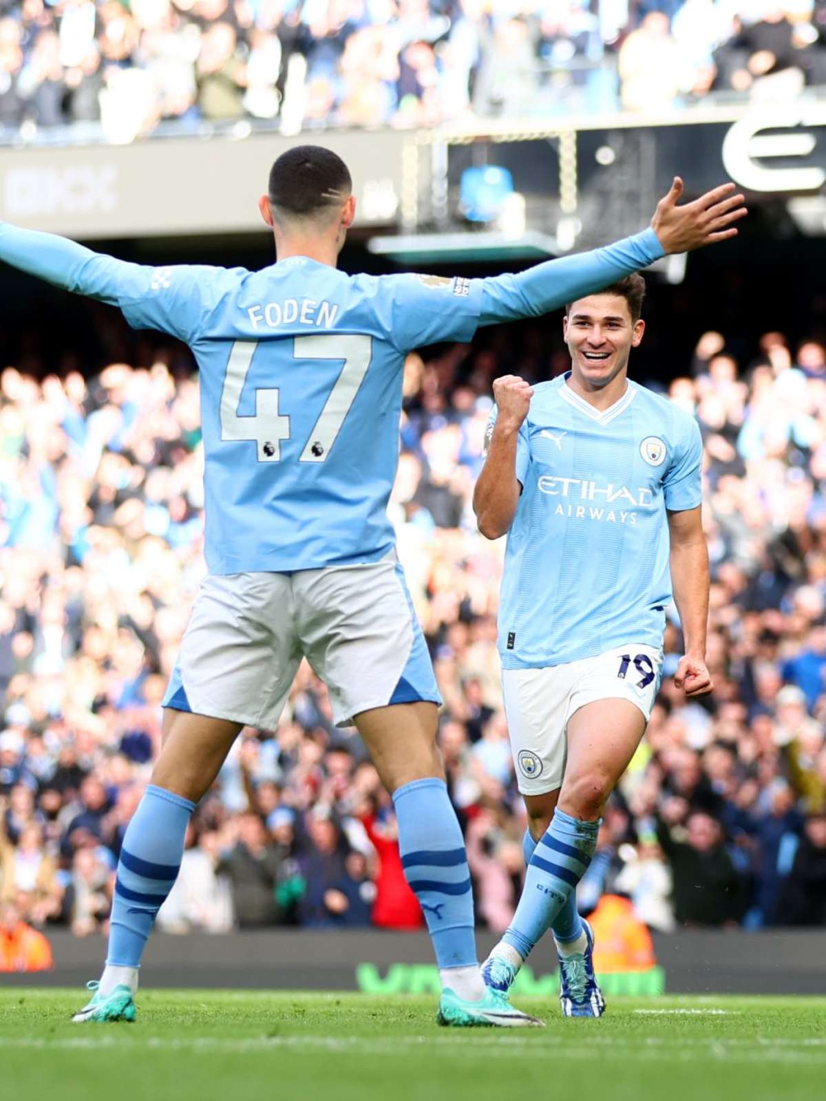 Manchester City vence Brighton e assume liderança, Arsenal arranca