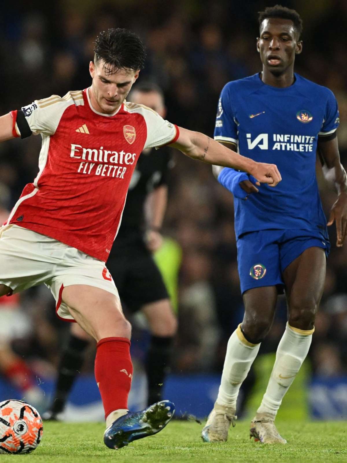 Arsenal sai atrás, mas busca empate com Chelsea no clássico
