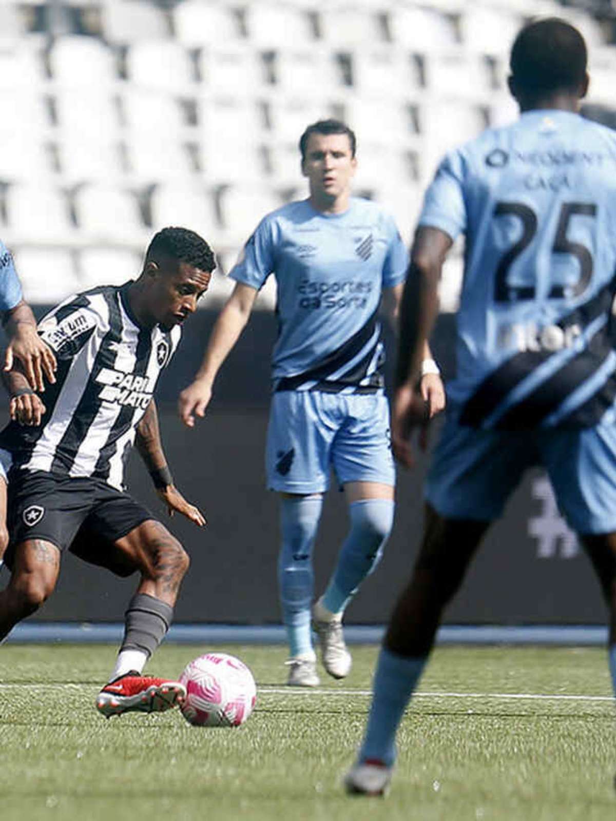 Em jogo de falhas de lado a lado, Botafogo e Atlético-GO empatam