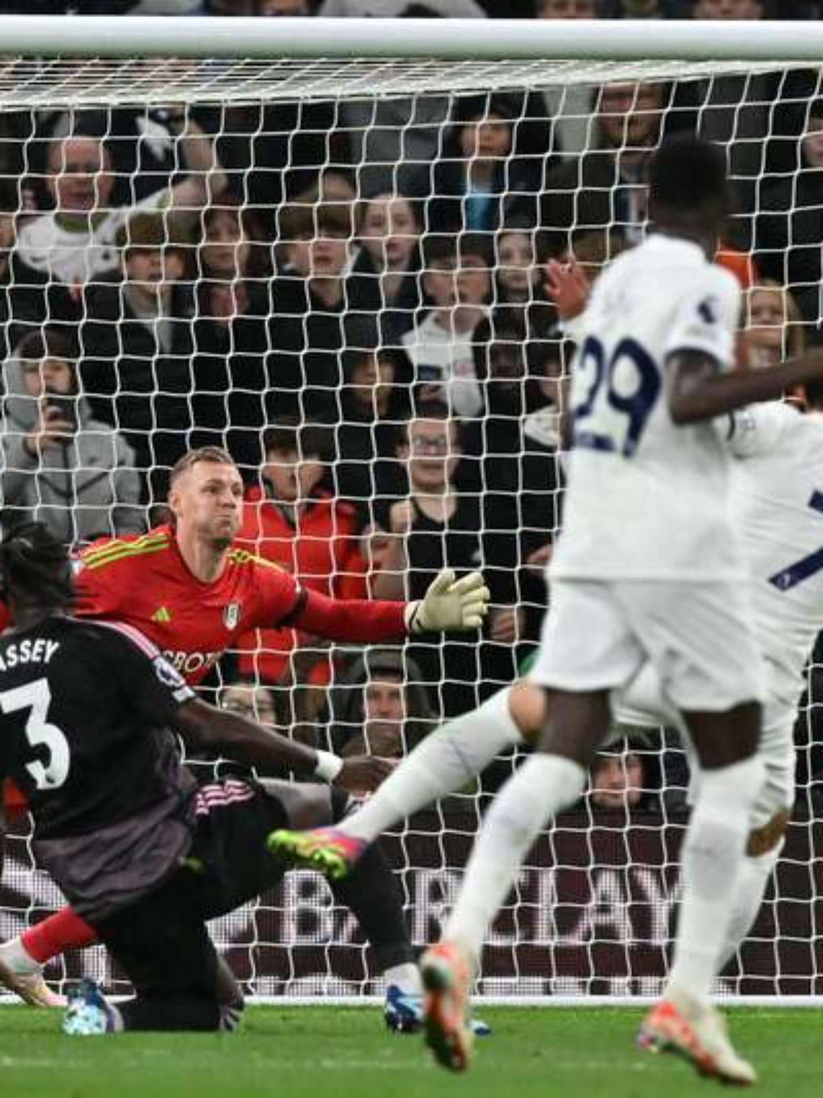 Premier League: Tottenham vence Luton com 1 a menos e assume liderança